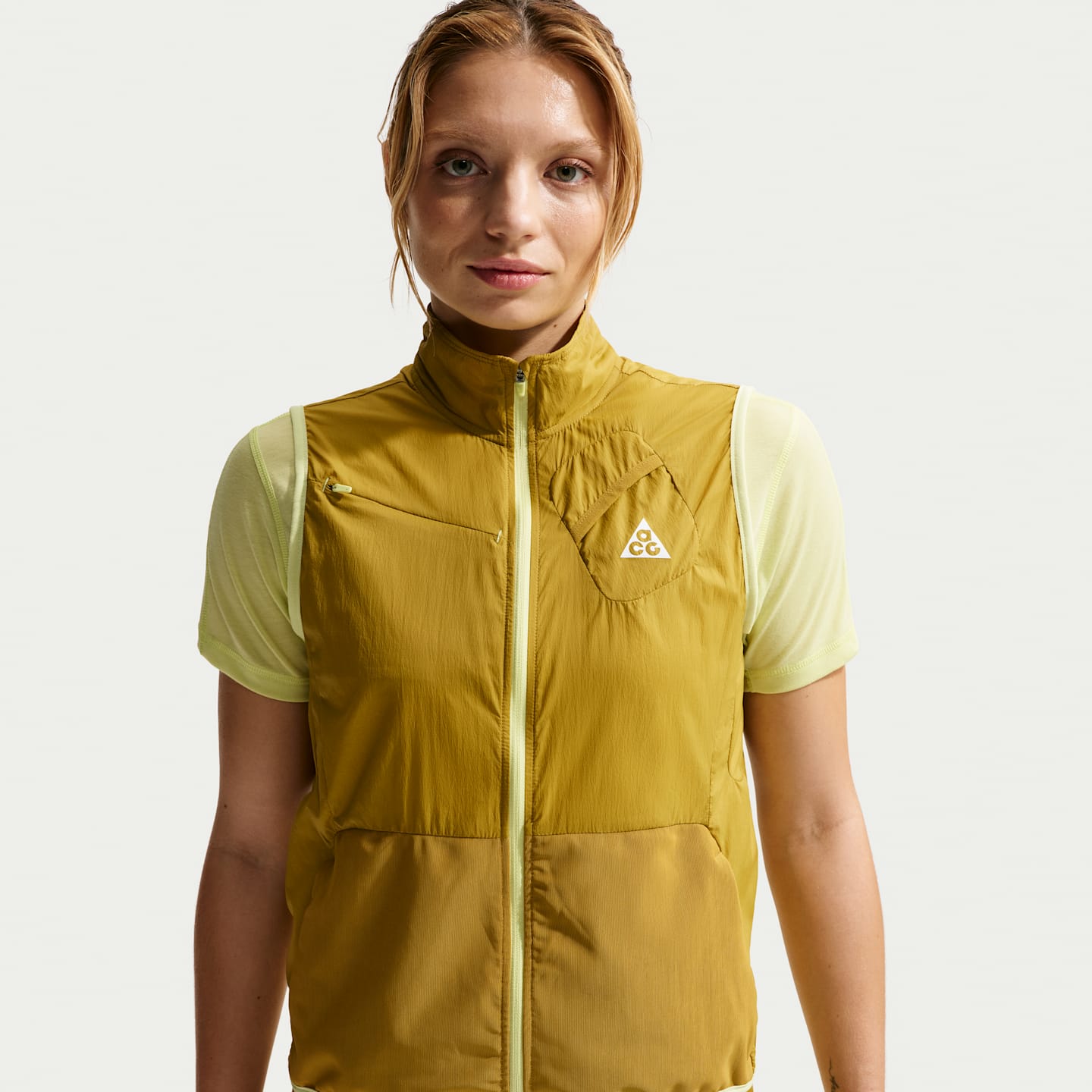 Женский жилет для трейлраннинга Nike ACG, цвет: Мох / Светлый лаймовый — фото 1