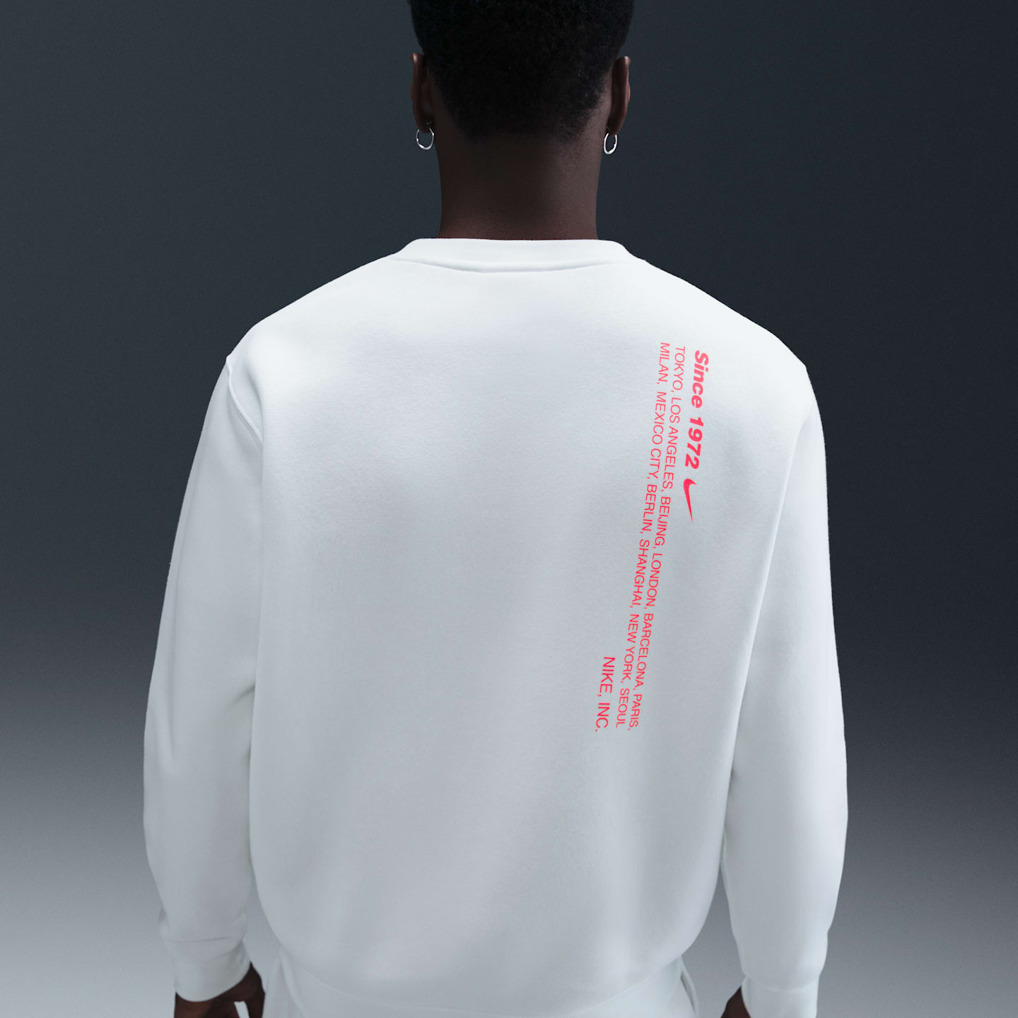 Мужской флисовый свитшот Nike Sportswear Club, цвет: Снежный белый / Малиновый — фото 2