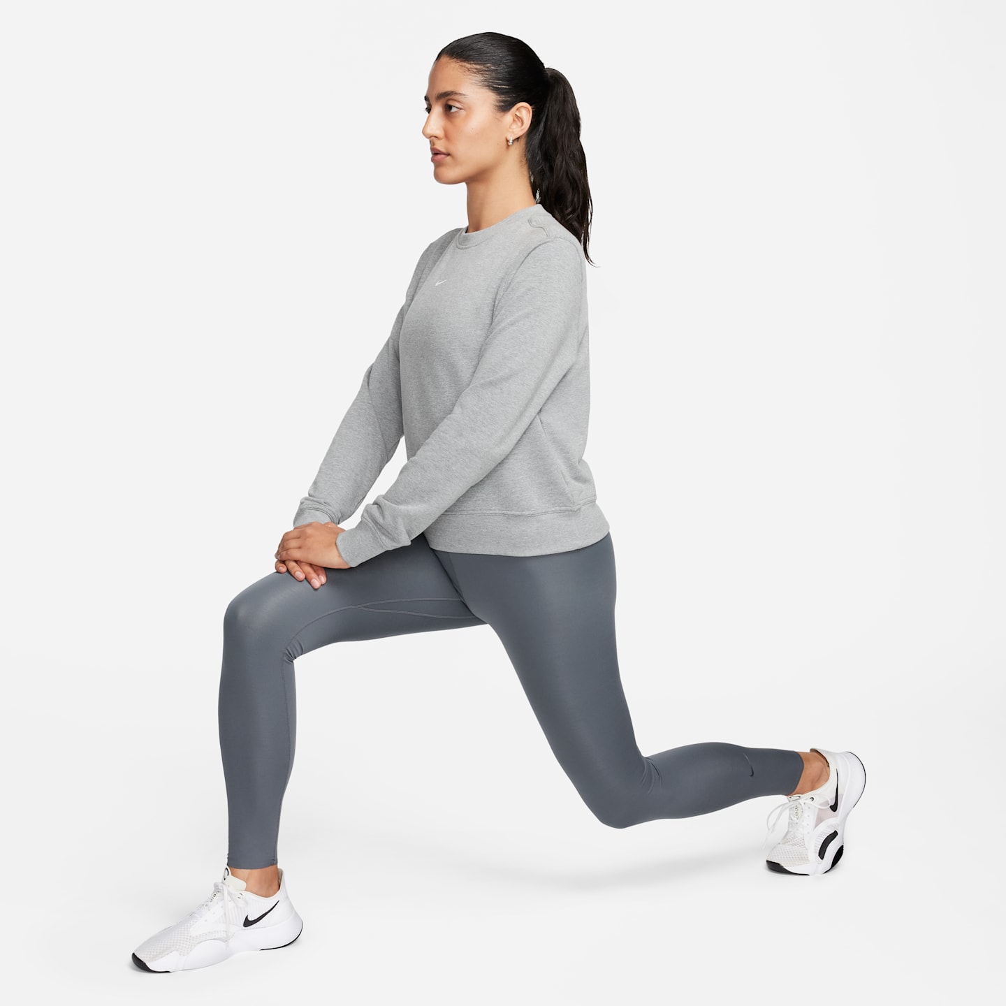 Женский свитшот Nike Dri-FIT One из френч терри, цвет: Карбоновый меланжевый / Белый — фото 4