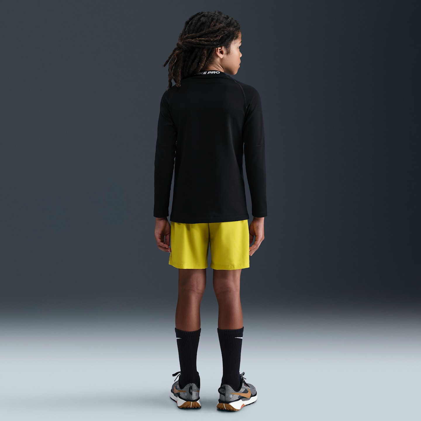 Детские свитшоты для мальчиков Nike Pro Dri-FIT с длинным рукавом и круглым вырезом, цвет: Чёрный / Белый — фото 5