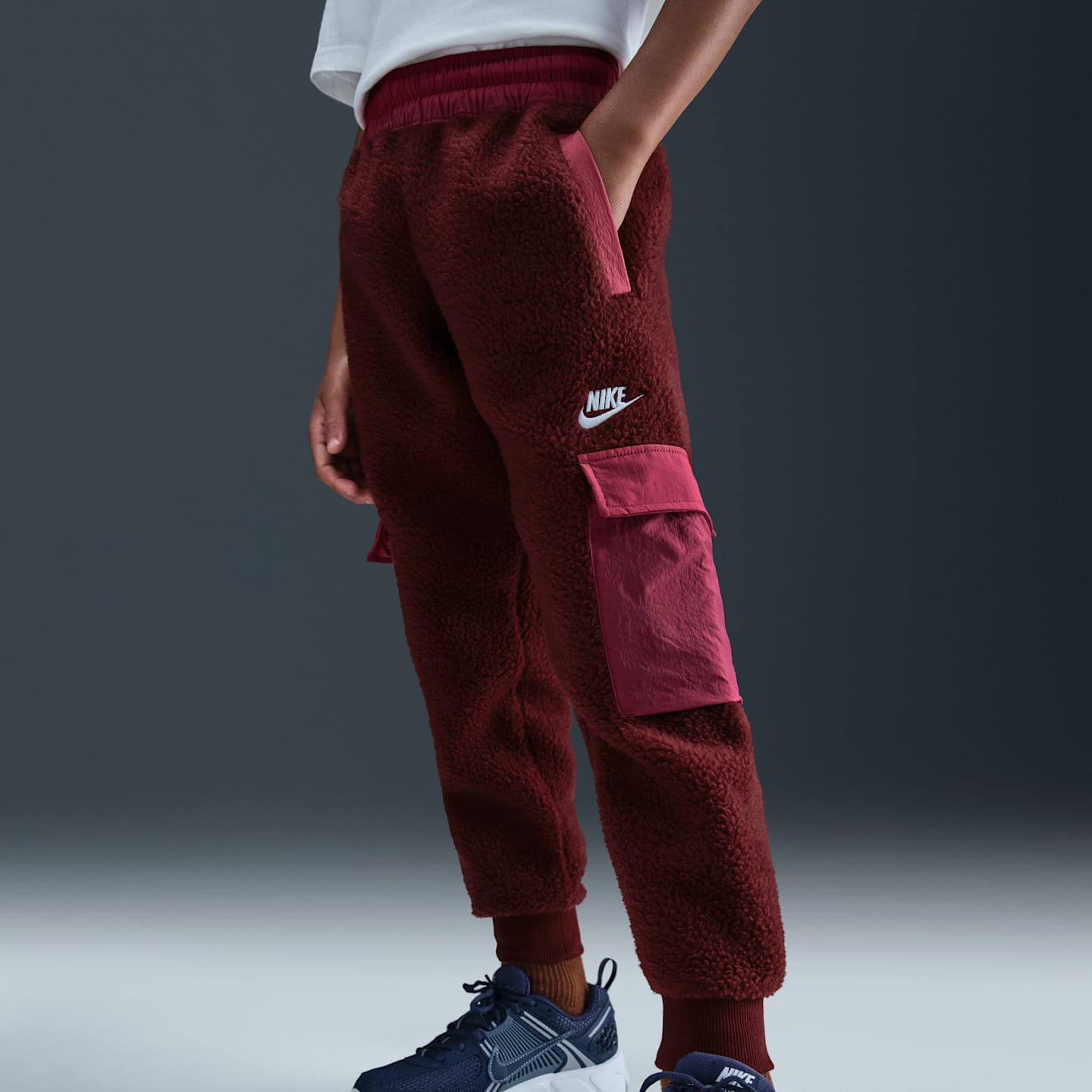 Детские брюки Nike Sportswear Club Fleece Cargo, цвет: Красный / Свекольный — фото 2