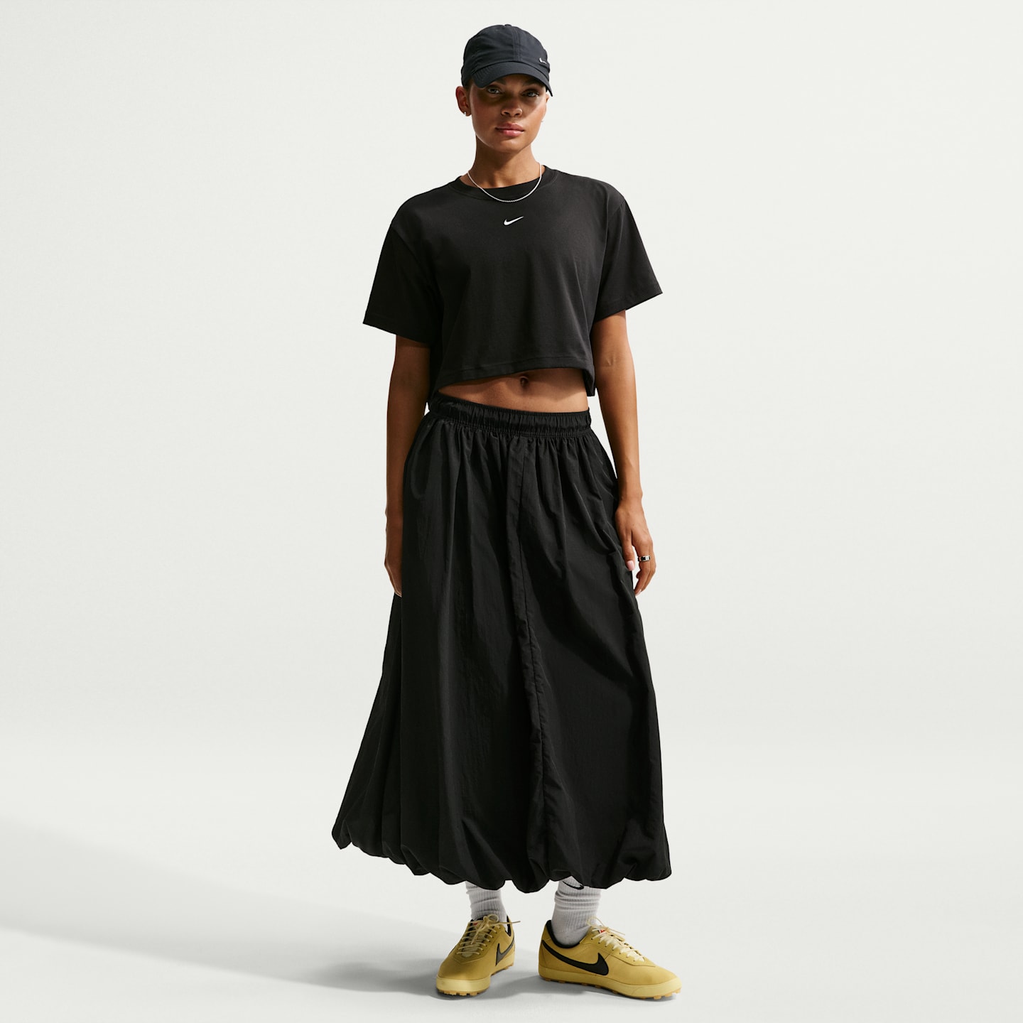 Женская футболка Nike Sportswear Classic Loose Short-Sleeve Cropped, цвет: Чёрный / Белый — фото 4