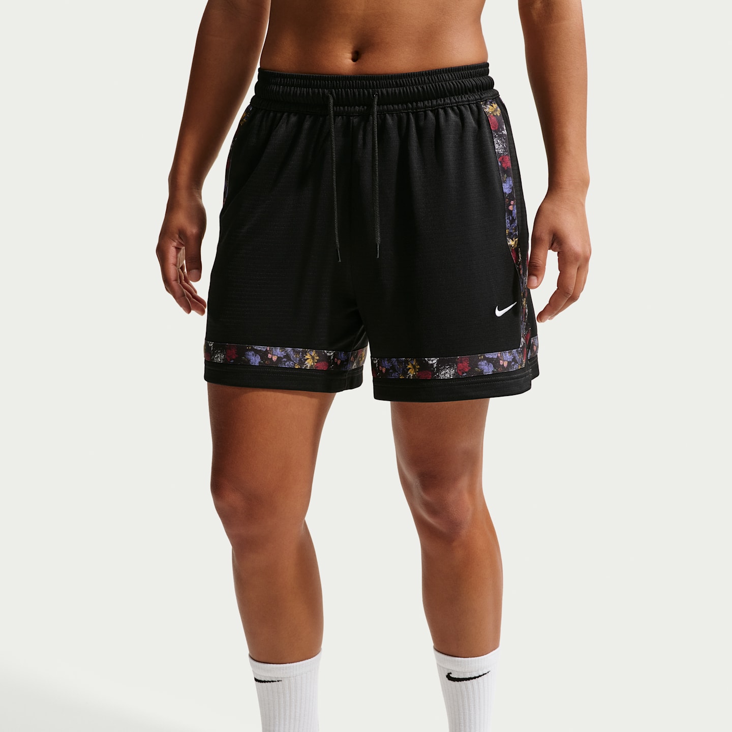 Женские баскетбольные шорты Nike Crossover Dri-FIT, цвет: Чёрный / Белый — фото 2