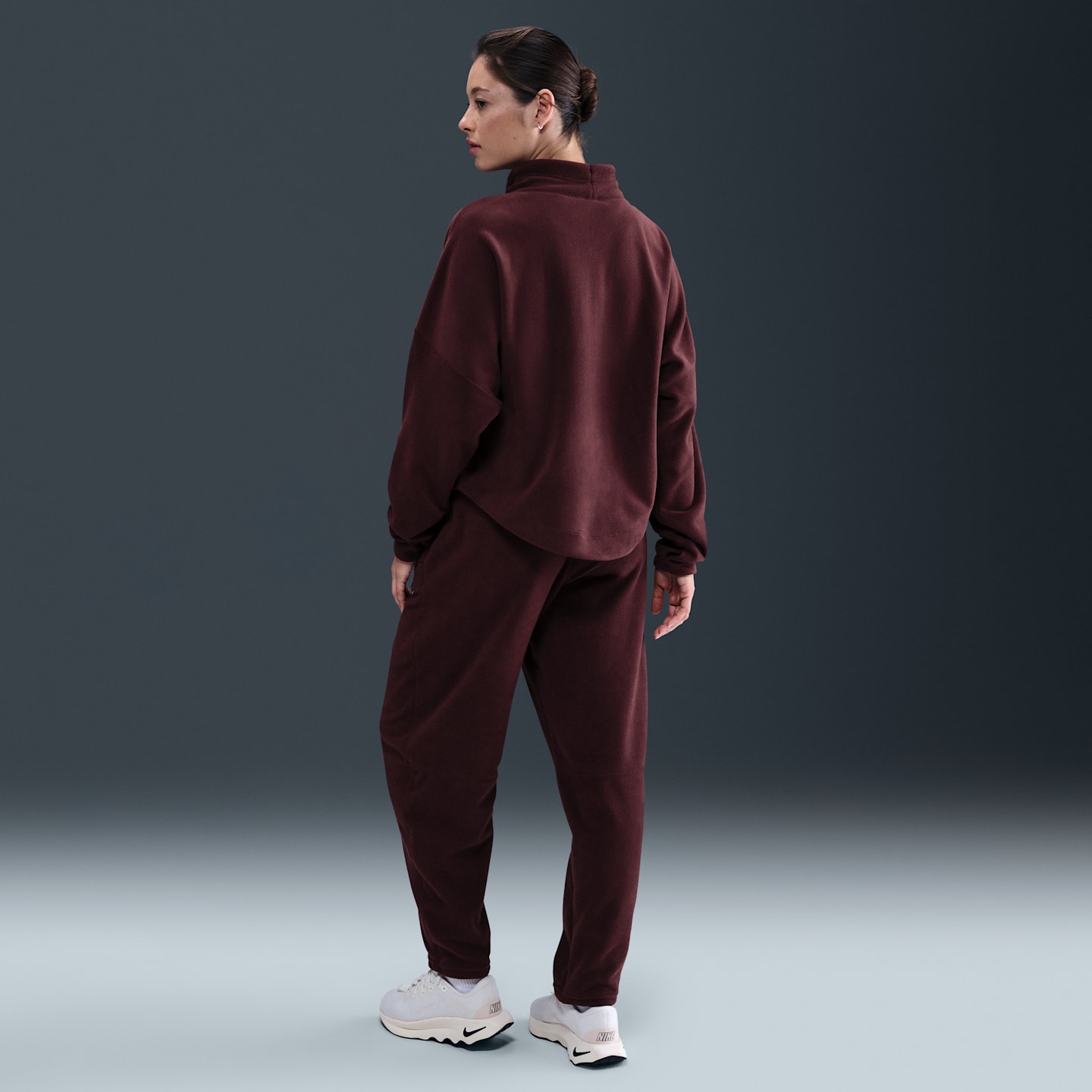 Женские флисовые брюки Nike One Therma-FIT со средней посадкой, цвет: Бордовый / Белый — фото 4