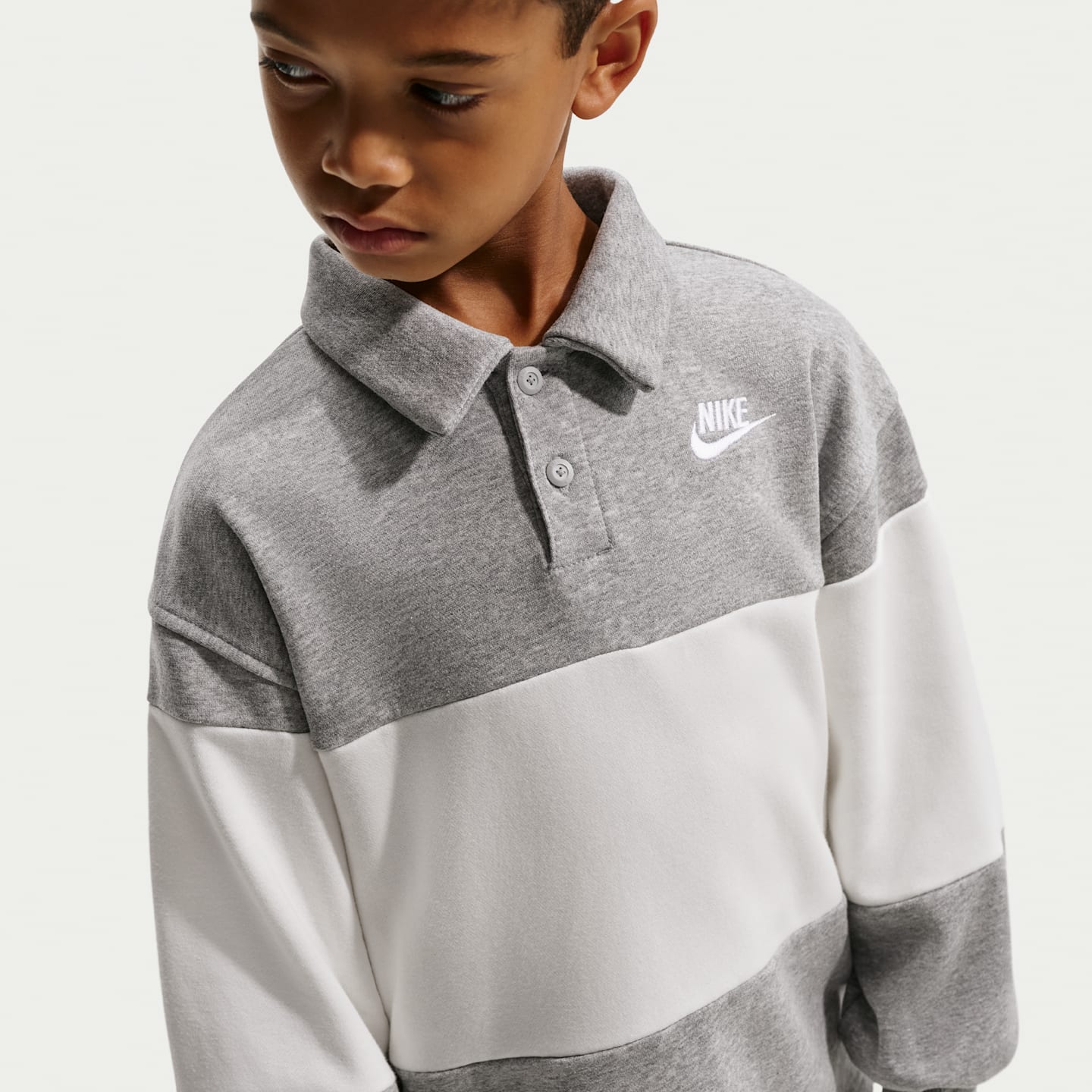 Детская регбийка Nike Sportswear Club из френч терри, цвет: Серый меланжевый / Молочный — фото 3