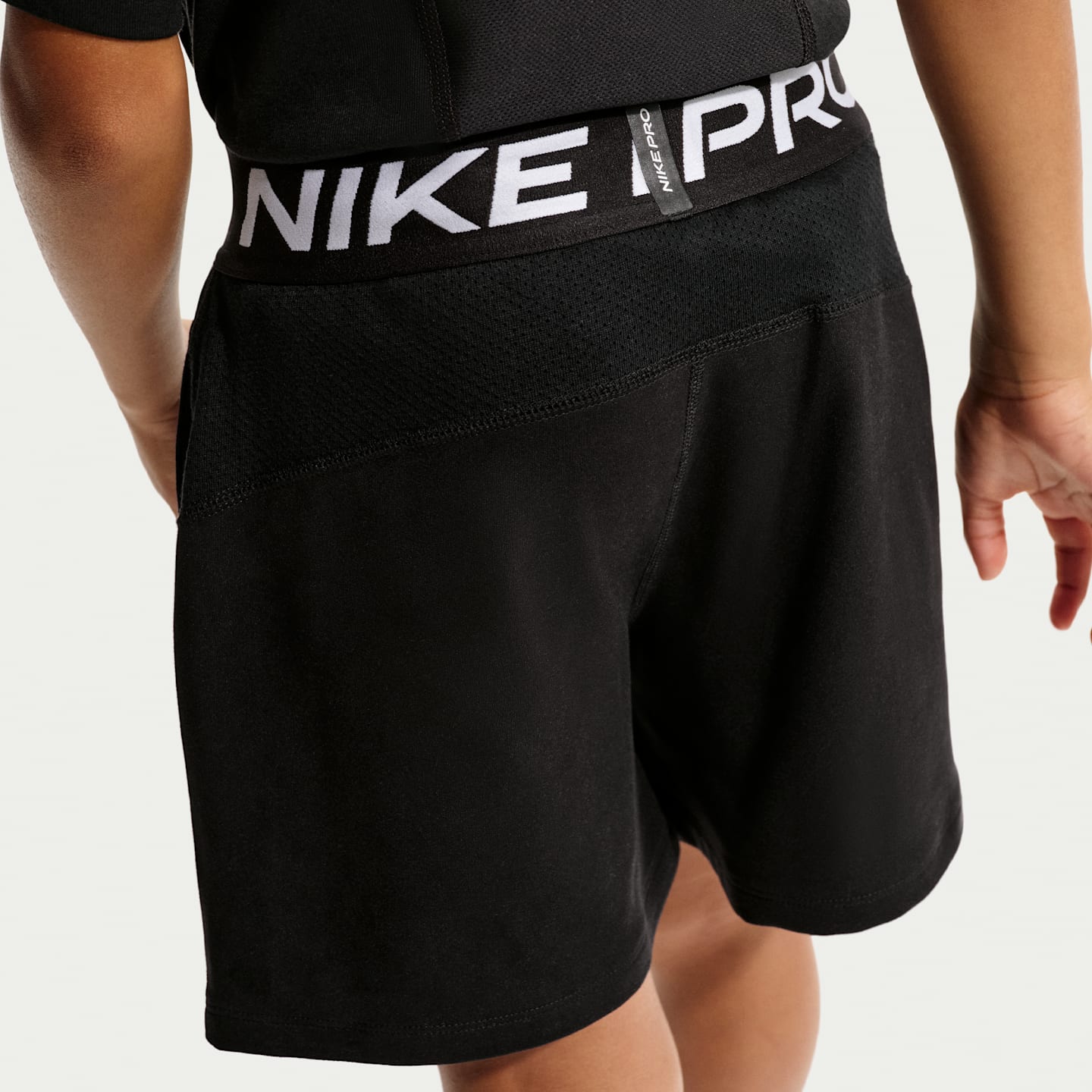 Детские флисовые шорты для мальчиков Nike Pro Dri-FIT, цвет: Чёрный / Белый — фото 3