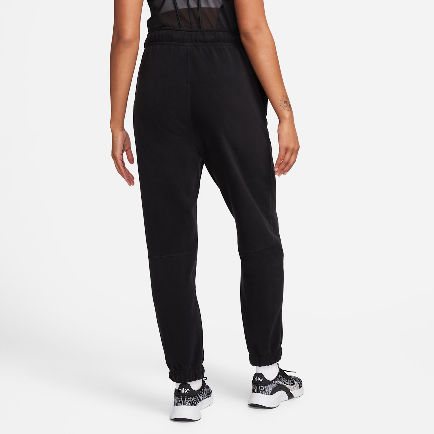 Женские флисовые брюки Nike Therma-FIT One свободного кроя, цвет: Чёрный / Бледная слоновая кость — фото 2