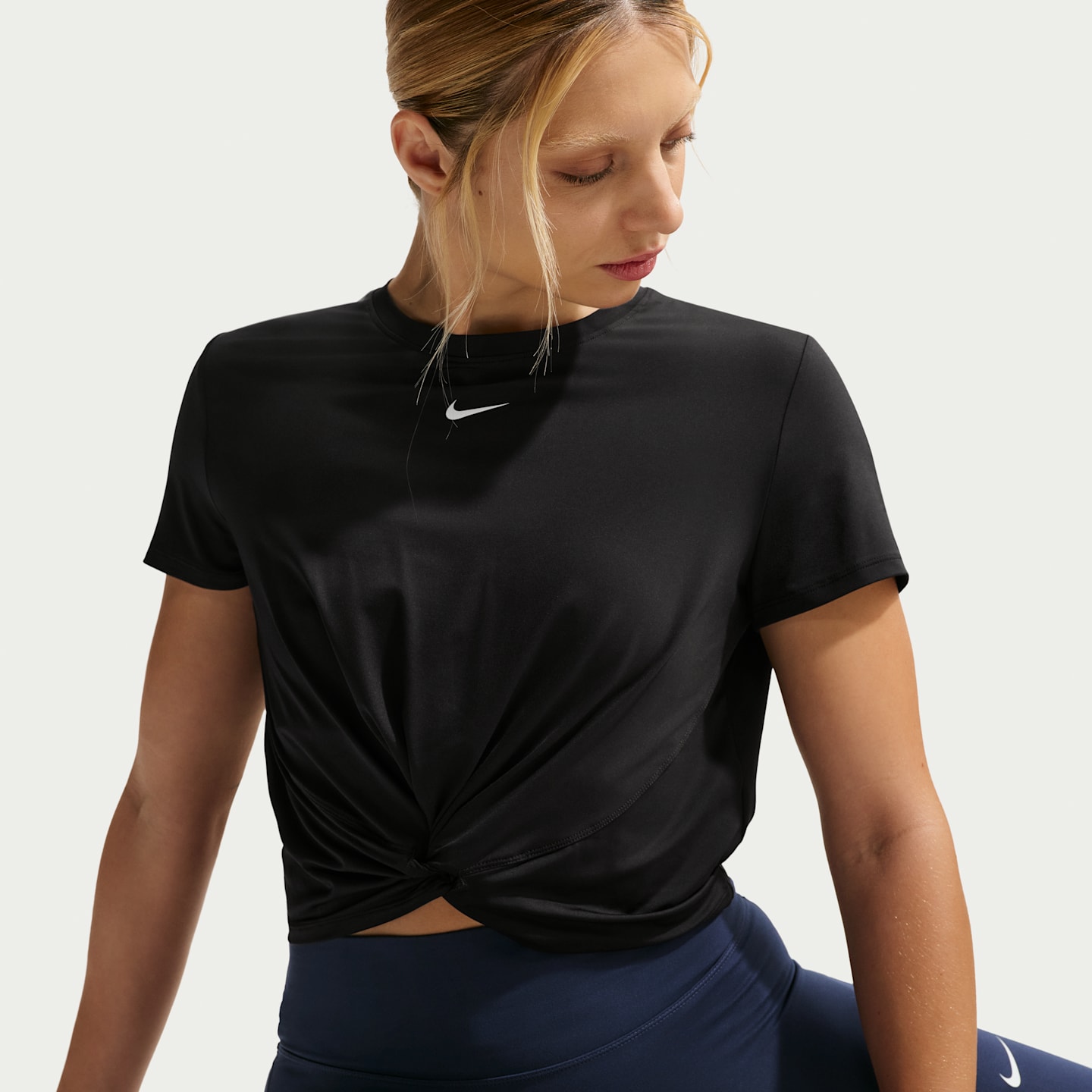 Женский топ Nike One Classic Twist Dri-FIT с коротким рукавом, цвет: Чёрный / Белый — фото 3