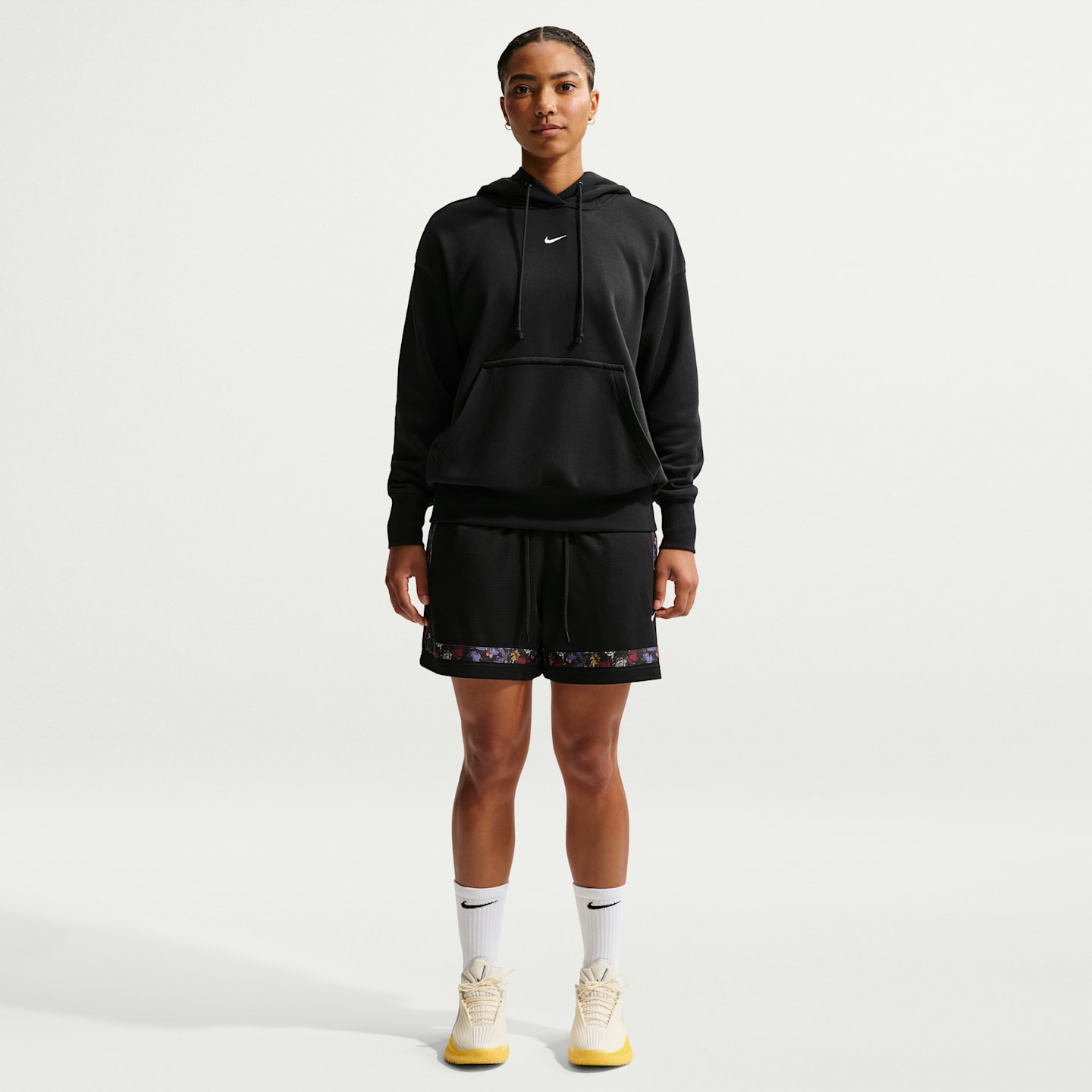 Женские баскетбольные шорты Nike Crossover Dri-FIT, цвет: Чёрный / Белый — фото 1