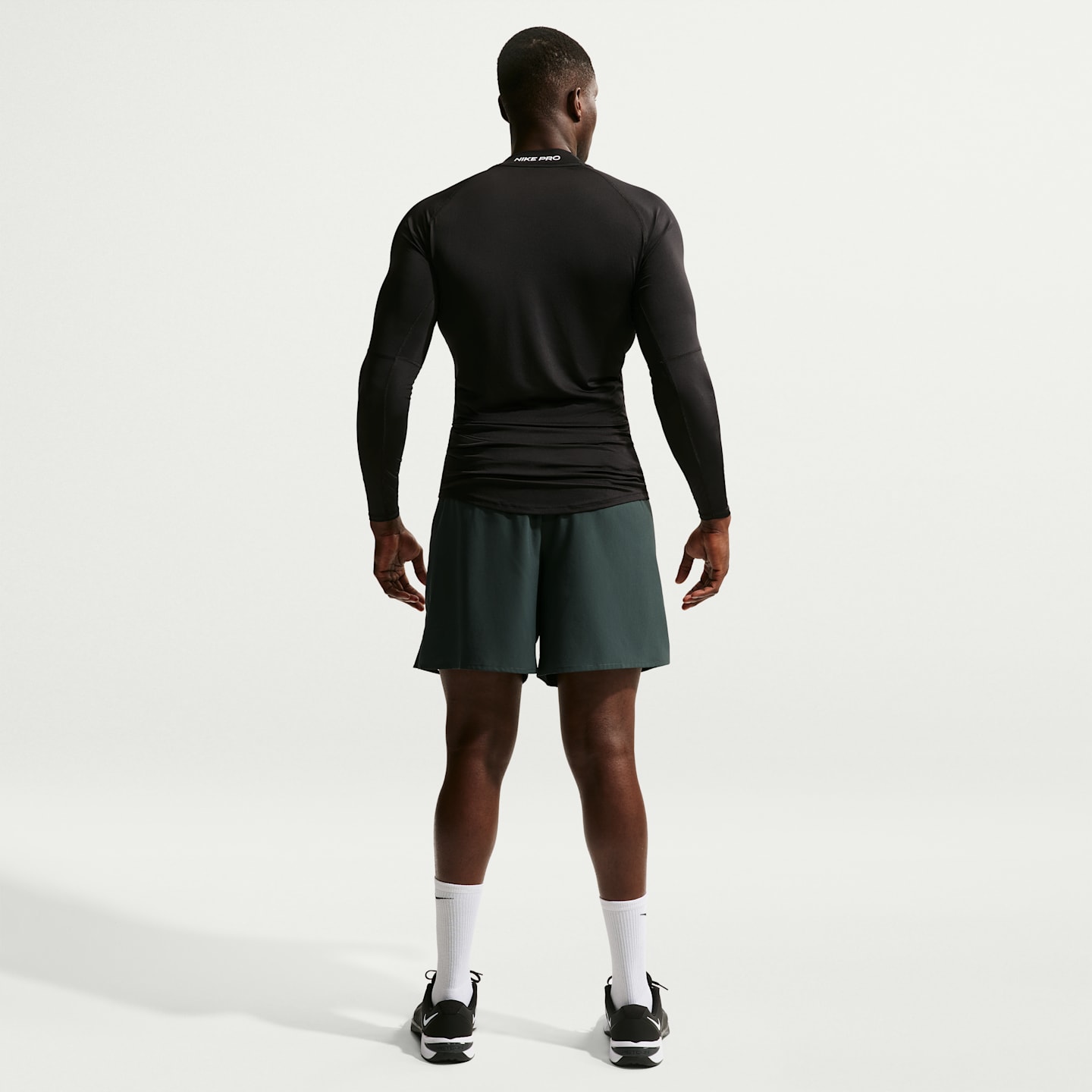 Мужской топ для фитнеса Nike Pro Dri-FIT с воротником-стойкой и длинным рукавом, цвет: Чёрный / Белый — фото 10