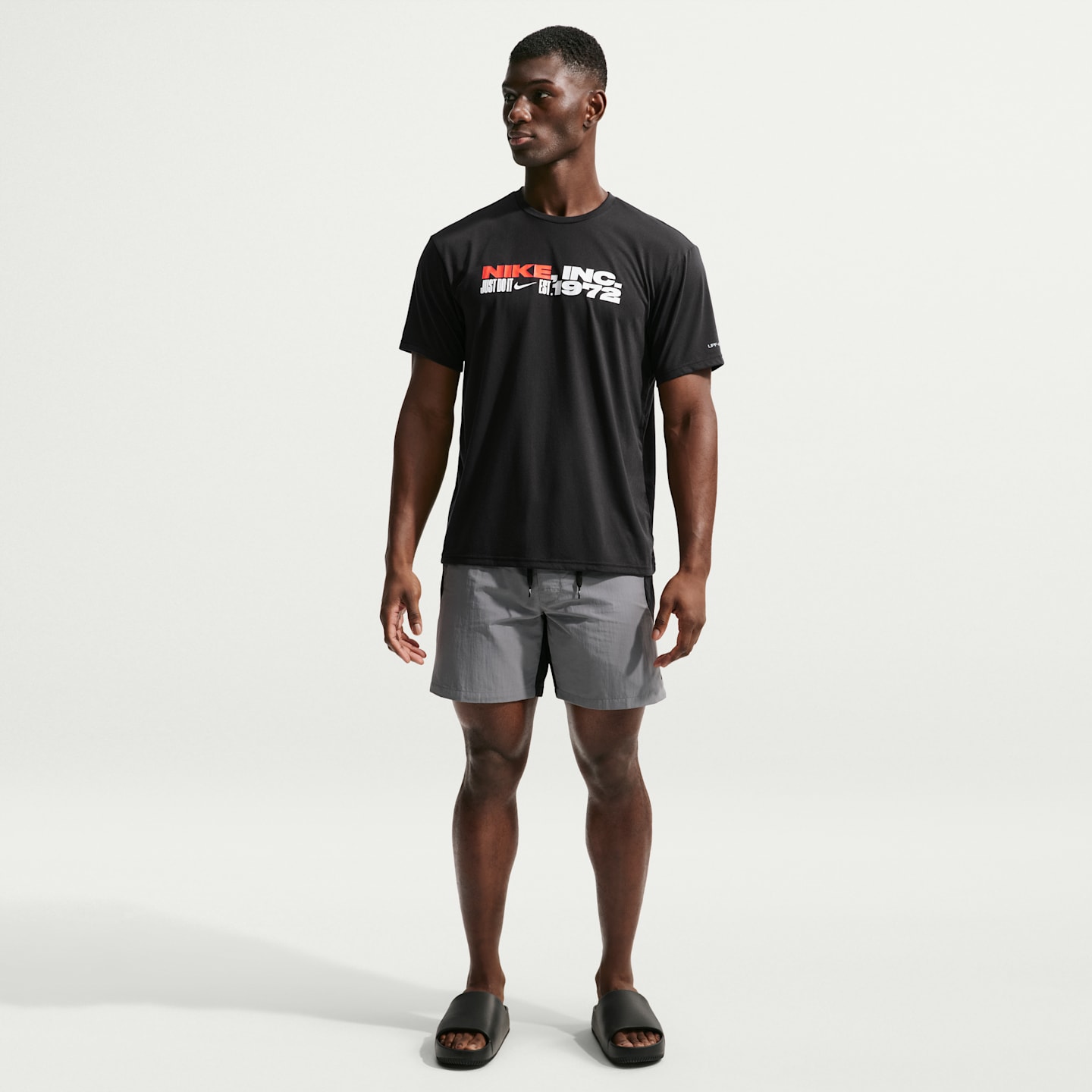Мужская плавательная футболка Nike Swim Hydroguard Dri-FIT UV с коротким рукавом, цвет: Чёрный — фото 4