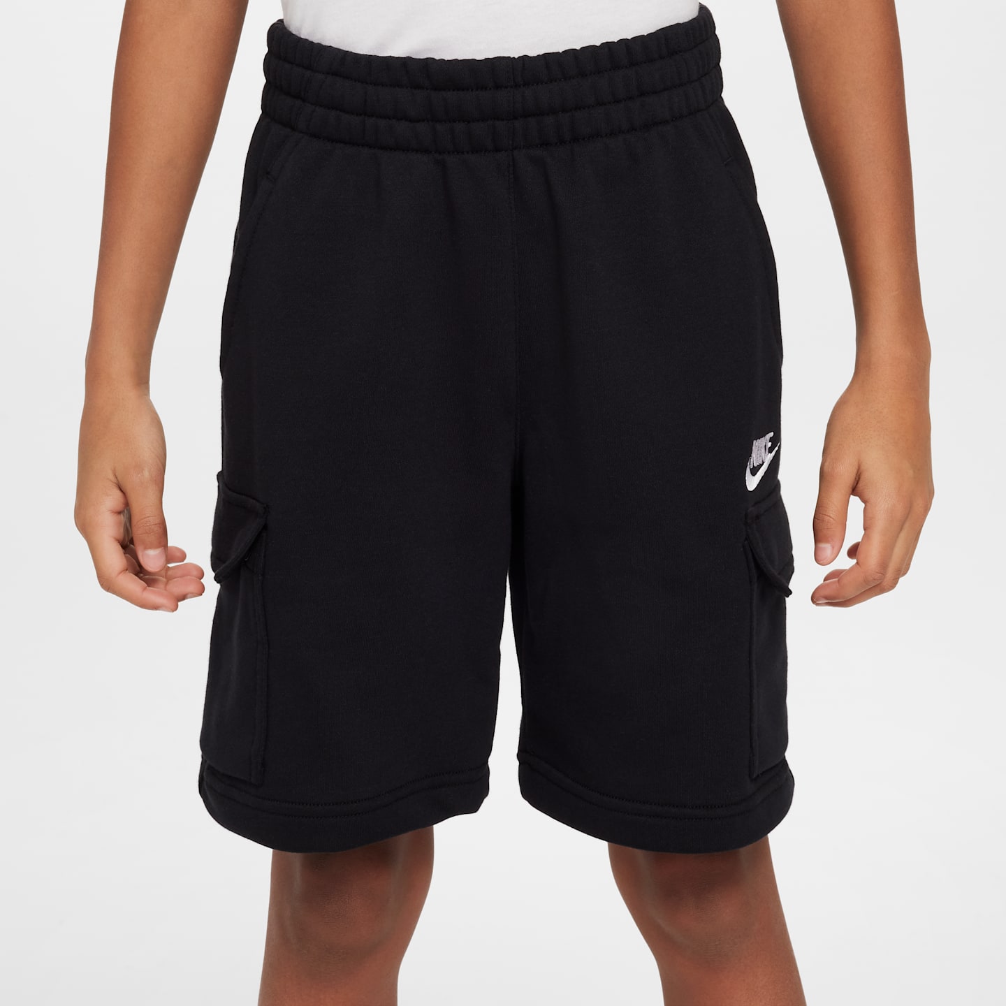 Детские шорты-карго Nike Sportswear Club из френч терри, цвет: Чёрный / Белый — фото 3