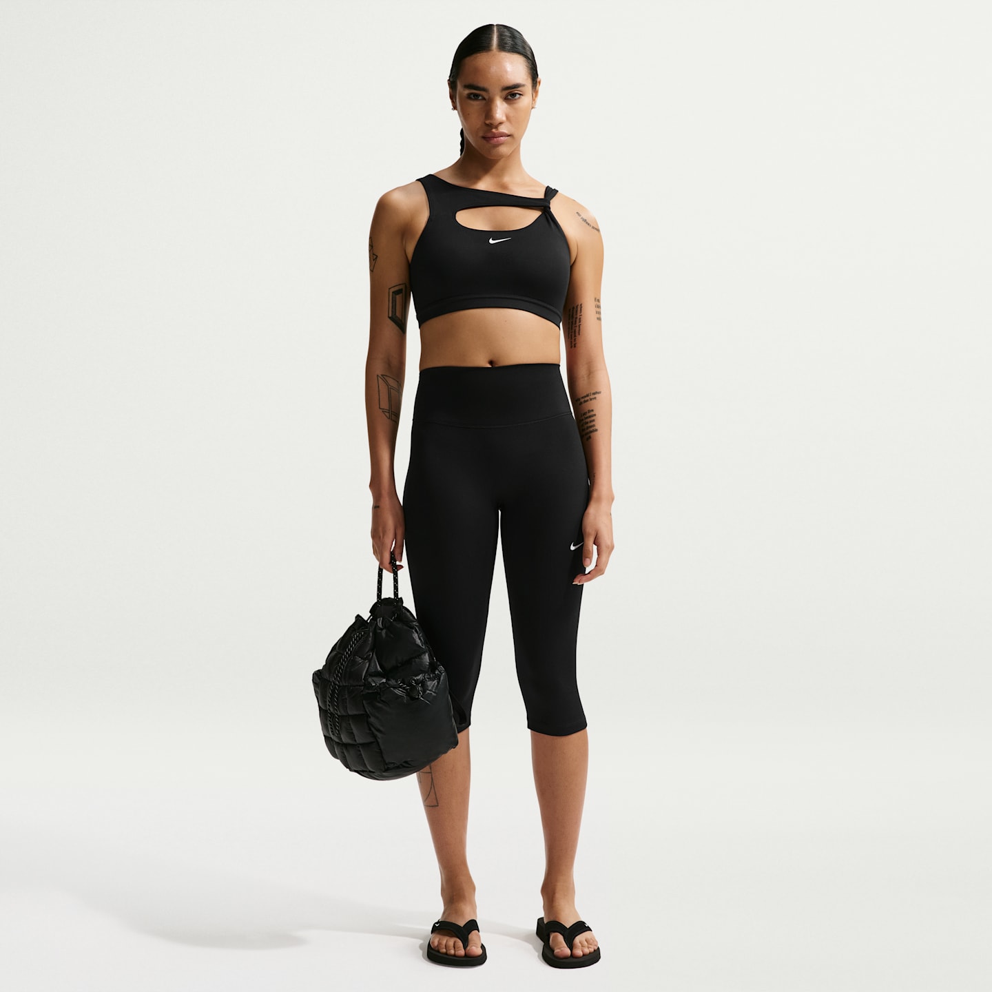 Спортивное бра, уплотнённая чашка, средняя поддержка — Nike, цвет: Чёрный / Белый — фото 4
