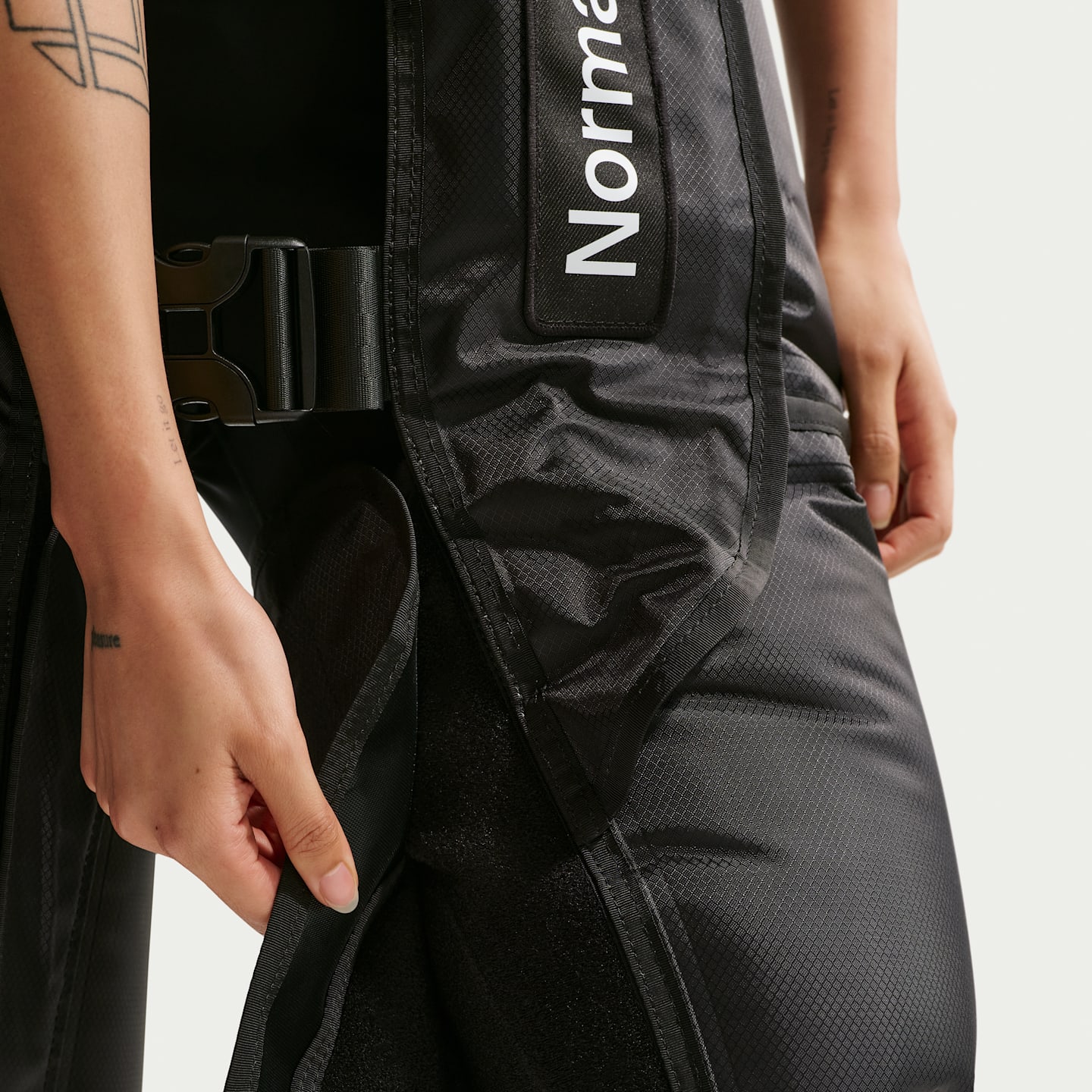 Динамический компрессионный массажёр для бёдер Nike Hyperice Normatec Elite Hips, цвет: Чёрный — фото 7