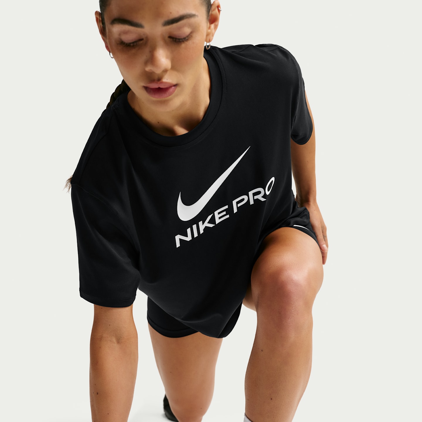 Женская футболка Nike Pro свободного кроя, цвет: Чёрный / Белый — фото 3