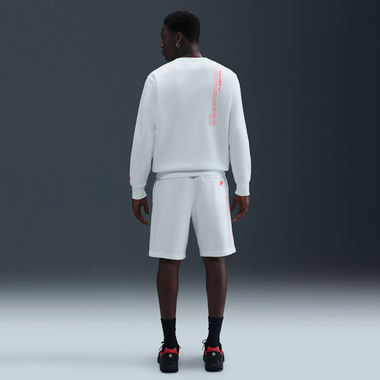 Мужской флисовый свитшот Nike Sportswear Club, цвет: Снежный белый / Малиновый — фото 5