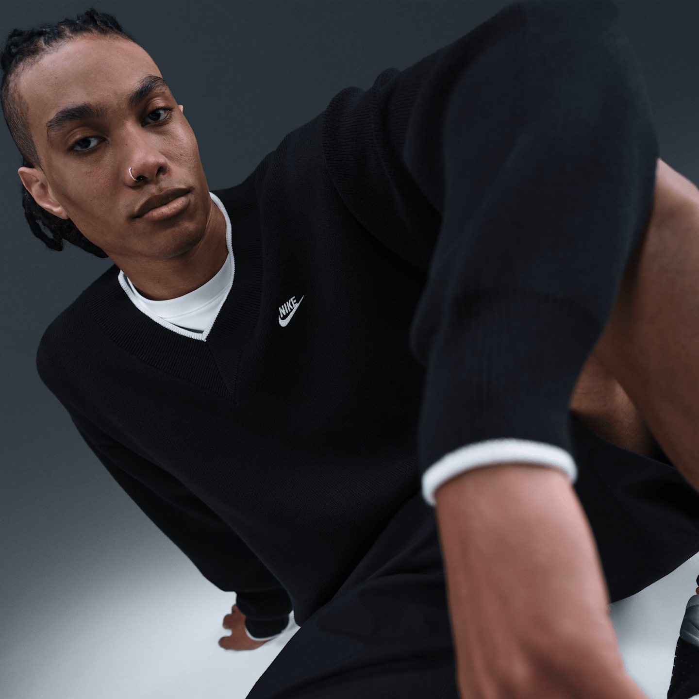 Мужской свитер Nike Sportswear Club V-Neck, цвет: Чёрный / Молочный — фото 3