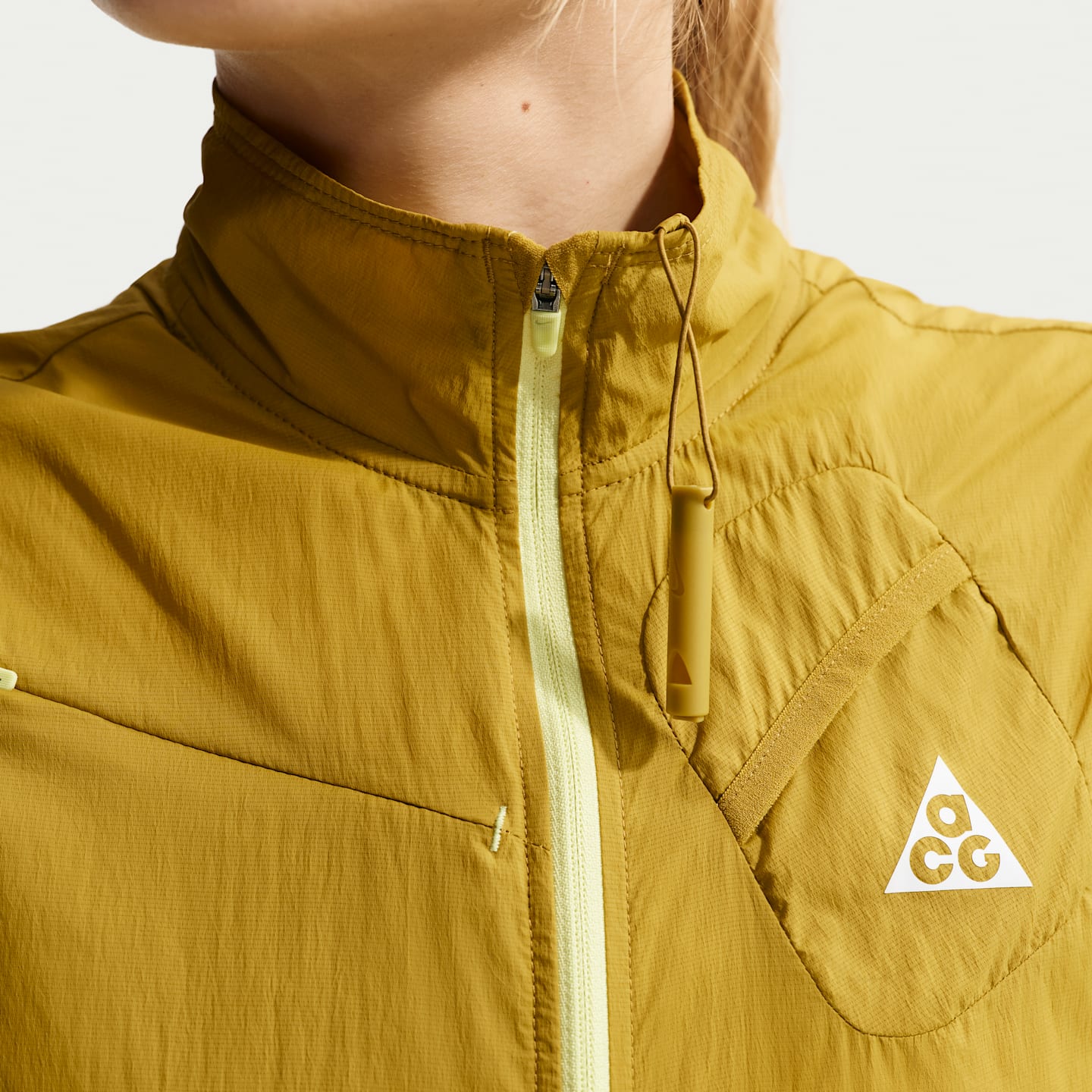 Женский жилет для трейлраннинга Nike ACG, цвет: Мох / Светлый лаймовый — фото 6