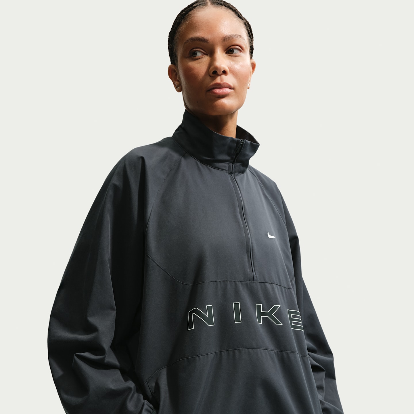 Женская куртка Nike Sportswear оверсайз на молнии 1/4, цвет: Чёрный / Меловой — фото 1