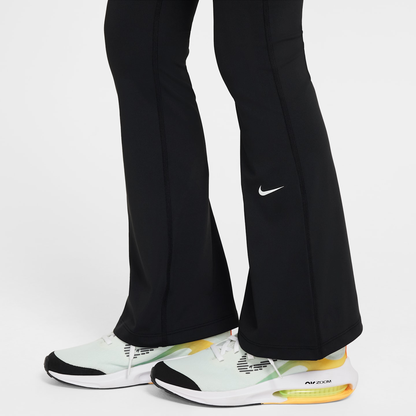 Детские расклешённые леггинсы для девочек Nike One Dri-FIT, цвет: Чёрный / Белый — фото 3