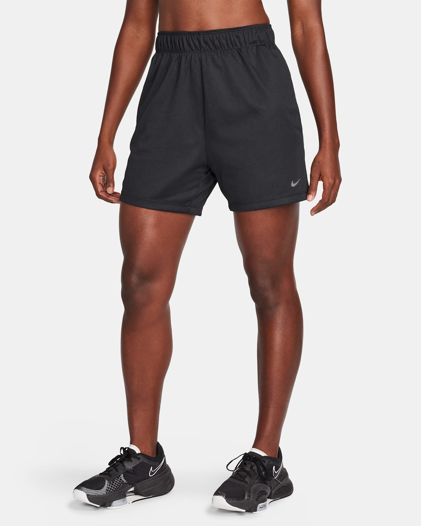 Женские шорты 5" без подкладки Nike Attack Dri-FIT для фитнеса со средней посадкой, цвет: Чёрный / Белый — фото 10