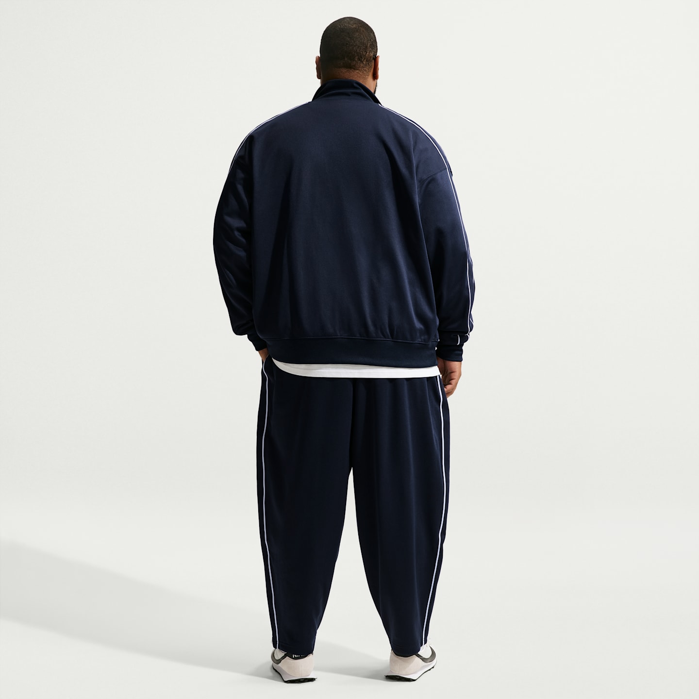 Мужские брюки Nike Sportswear Club Oversized Knit Track Pants, цвет: Обсидиановый / Белый — фото 10