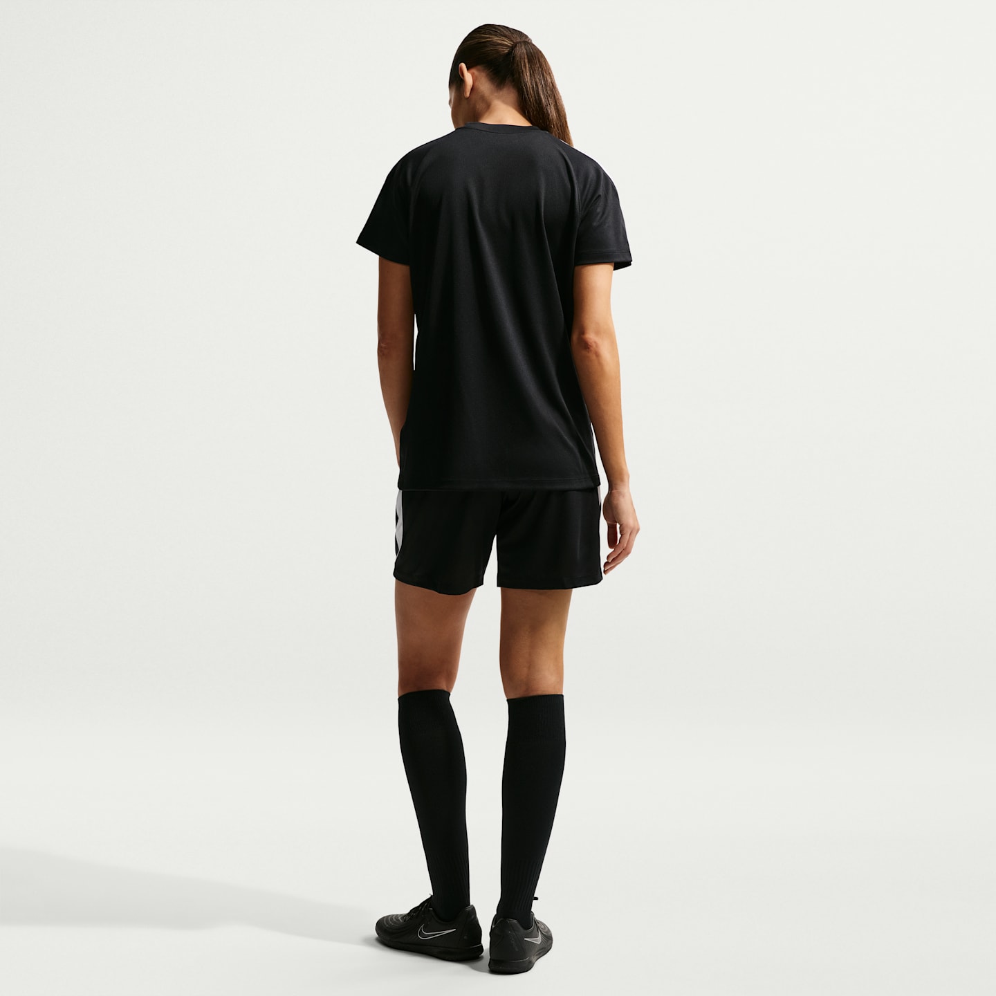 Женская футбольная футболка Nike Strike Dri-FIT, цвет: Чёрный / Белый — фото 5