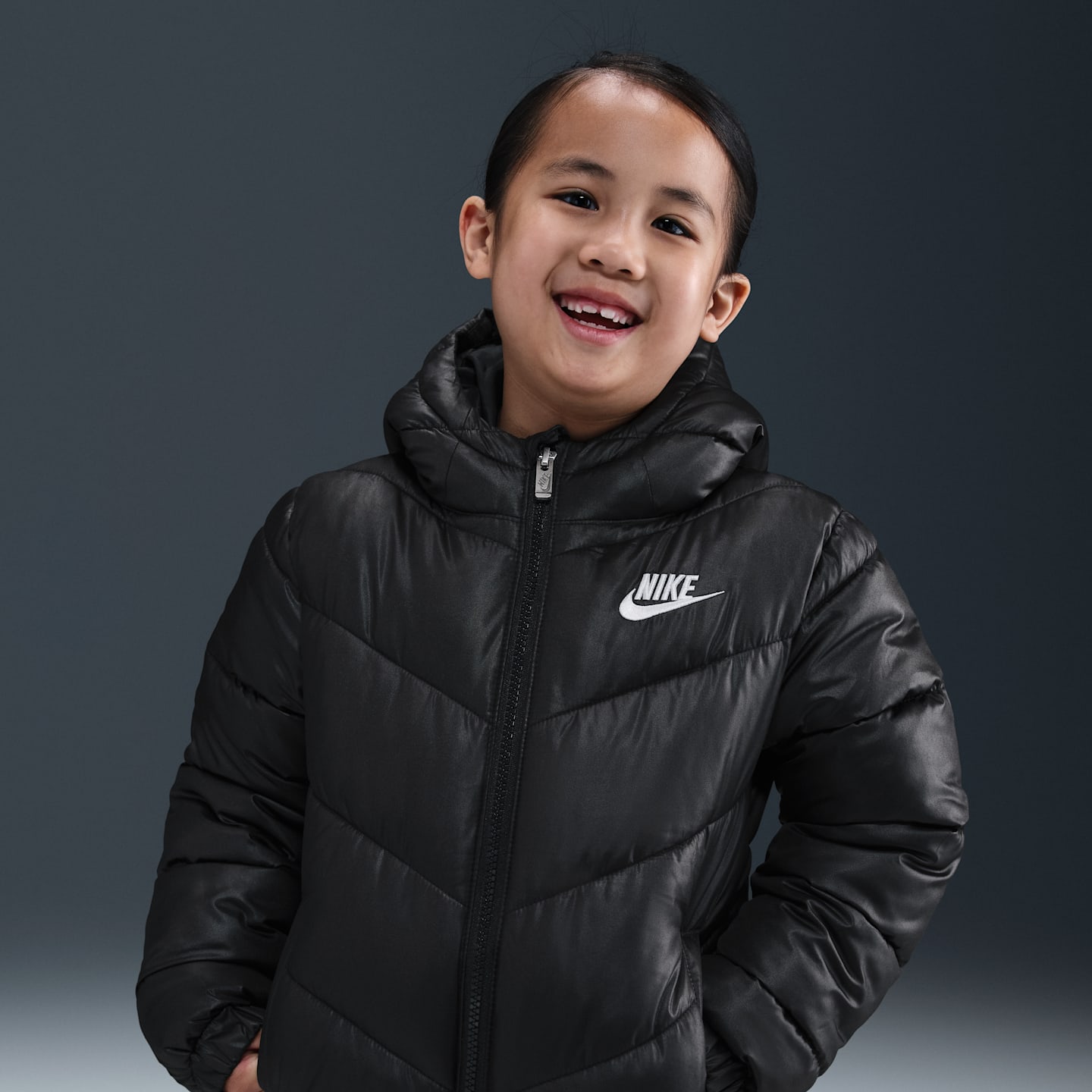 Детская куртка Nike Sportswear All Day Play Therma-FIT Loose-Fit Puffer, цвет: Чёрный — фото 2