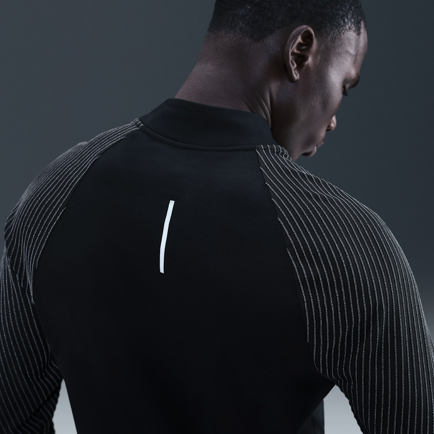 Мужской беговой топ Nike Dri-FIT на молнии 1/2 со светоотражающими элементами, цвет: Чёрный — фото 2