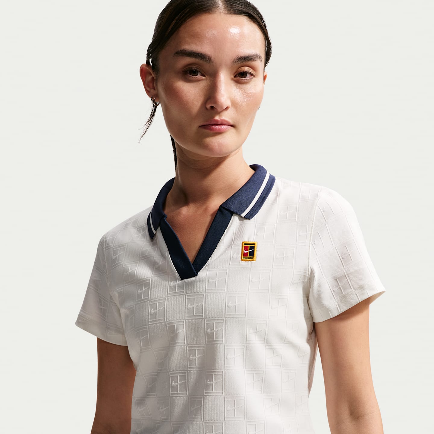 Женское поло Nike NikeCourt Court Collection Dri-FIT Cropped Tennis Polo, цвет: Молочный / Тёмно-синий — фото 1