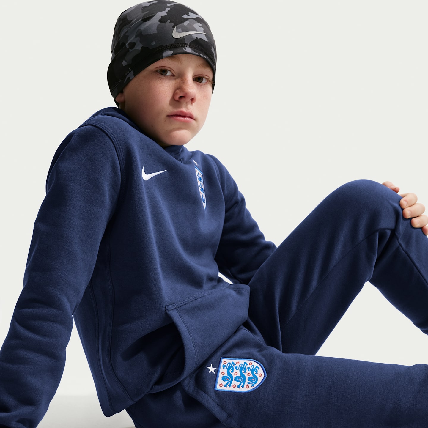 Детские футбольные джоггеры Nike England Club Fleece для мальчиков, цвет: Тёмно-синий / Белый — фото 4