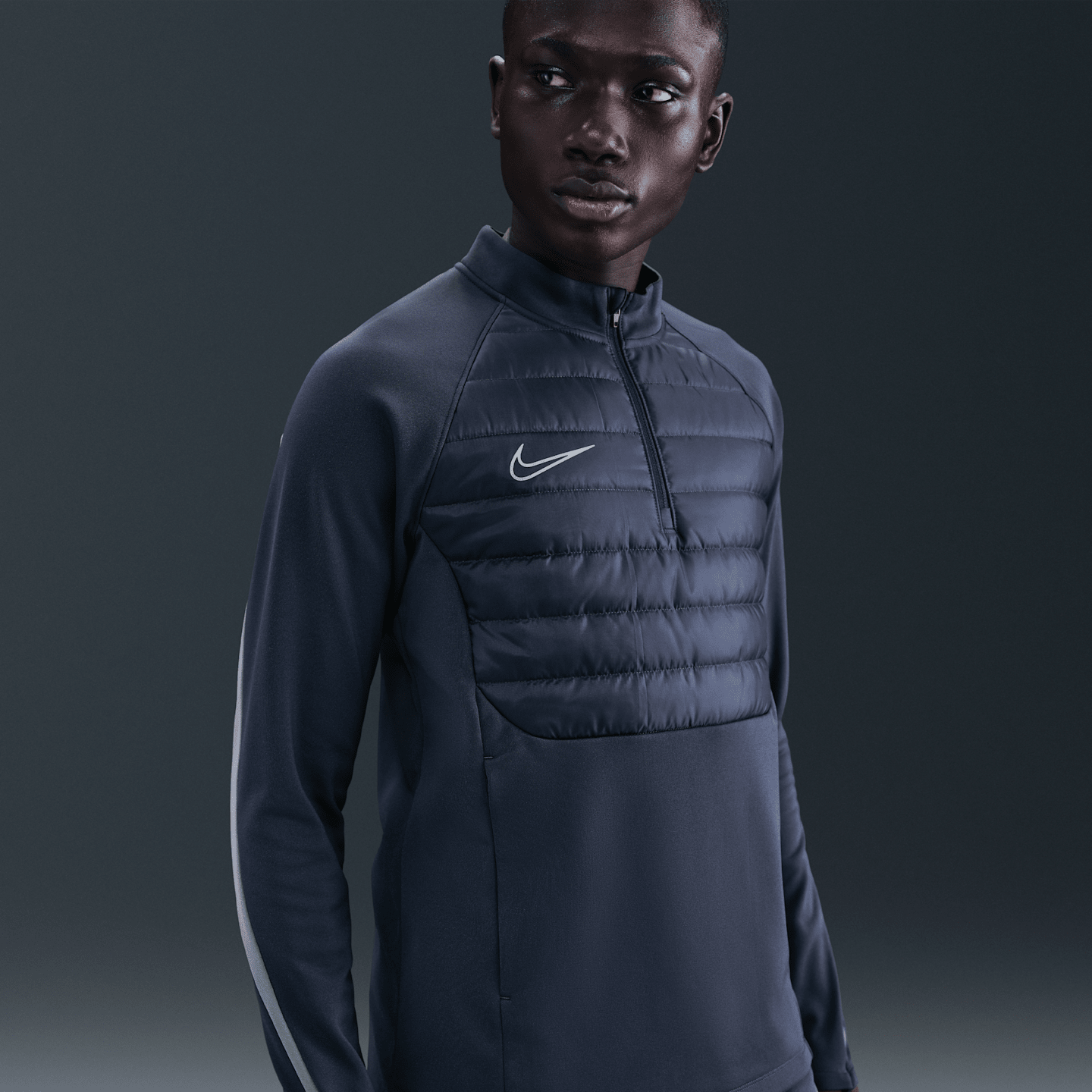 Мужской топ Nike Academy Winter Warrior Therma-FIT 1/2-Zip Soccer, цвет: Синий / Холодный серый