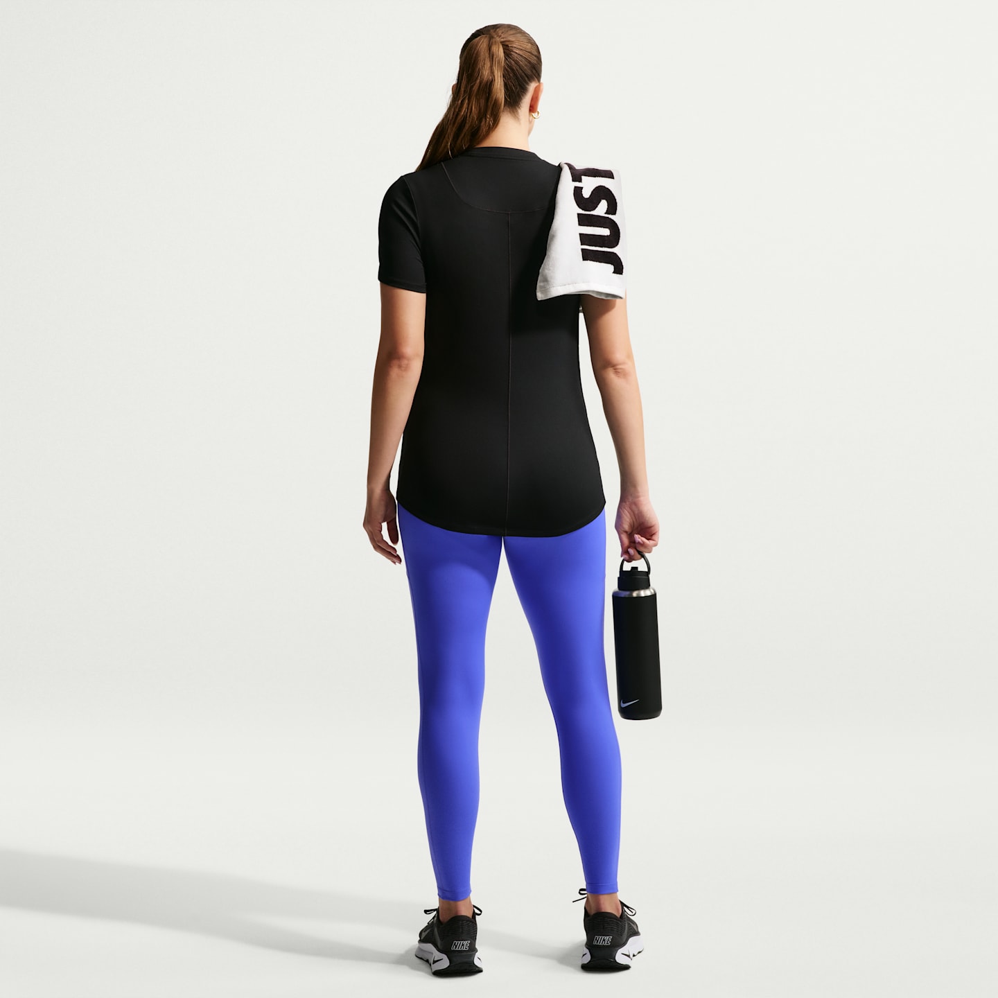 Женский топ для беременных Nike (M) One Dri-FIT Slim-Fit с коротким рукавом, цвет: Чёрный / Белый — фото 5