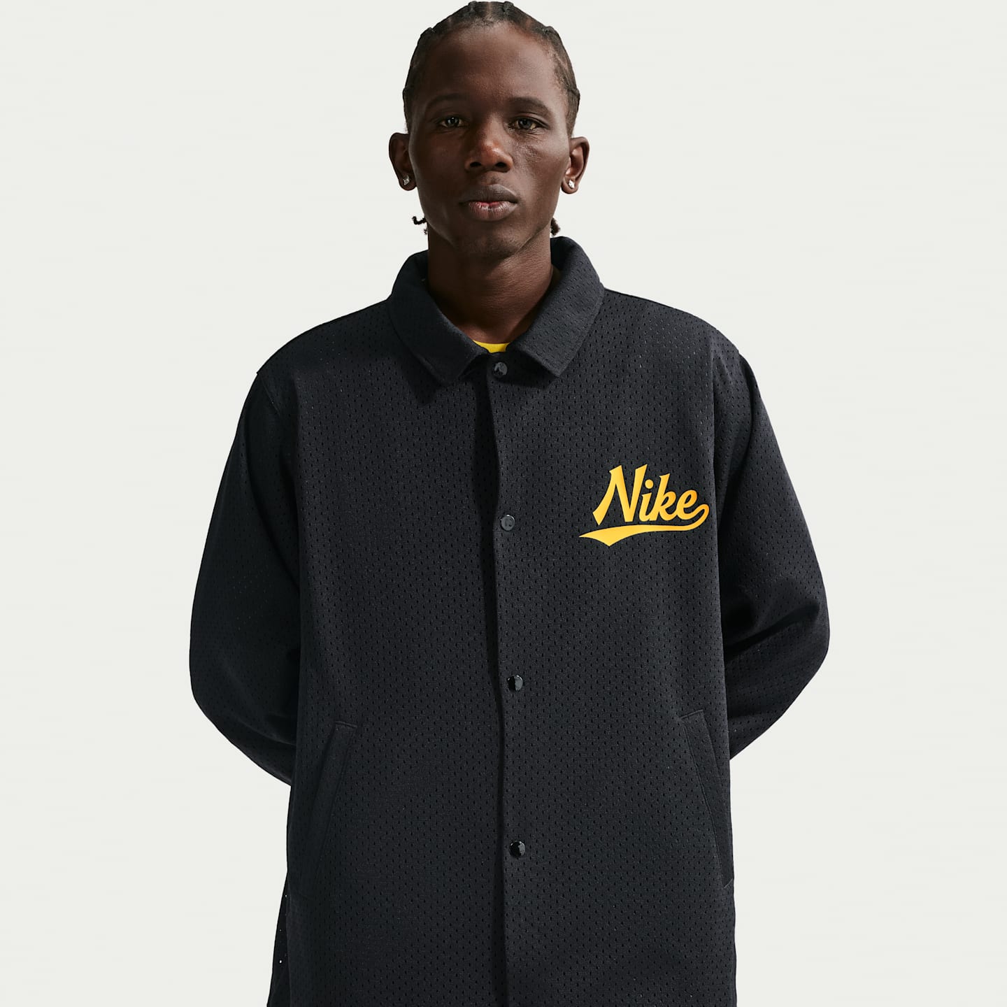 Мужская куртка-ветровка Nike Sportswear Club Coaches, цвет: Чёрный / Кварцевый — фото 1