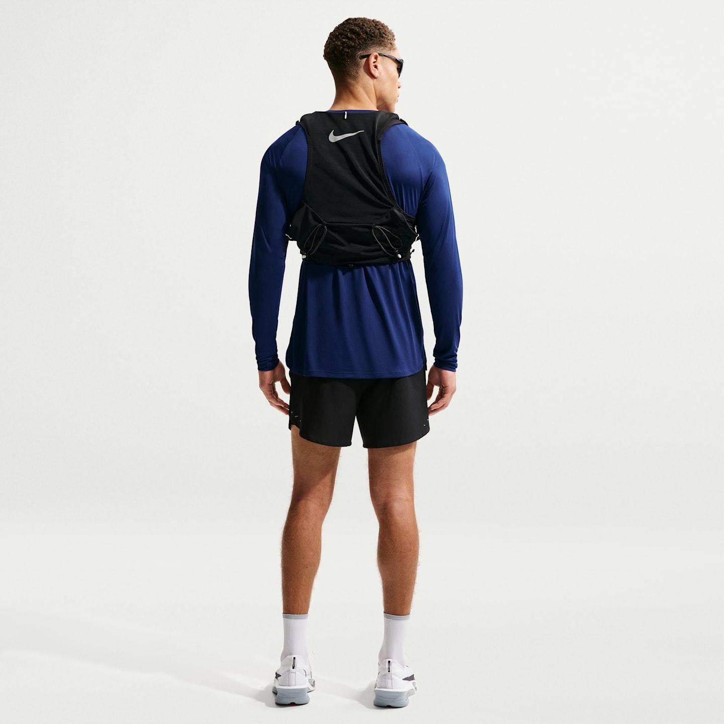 Беговой жилет Nike Trail Running, 5 л, цвет: Чёрный / Молочный — фото 5
