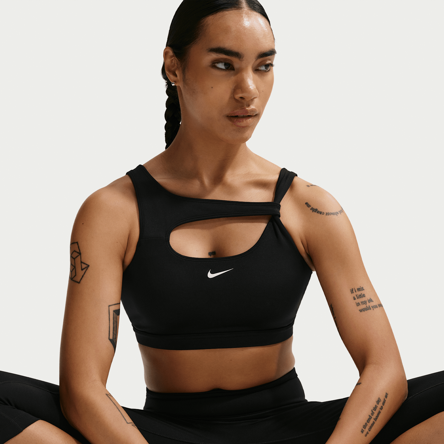 Спортивное бра, уплотнённая чашка, средняя поддержка — Nike, цвет: Чёрный / Белый — фото 3