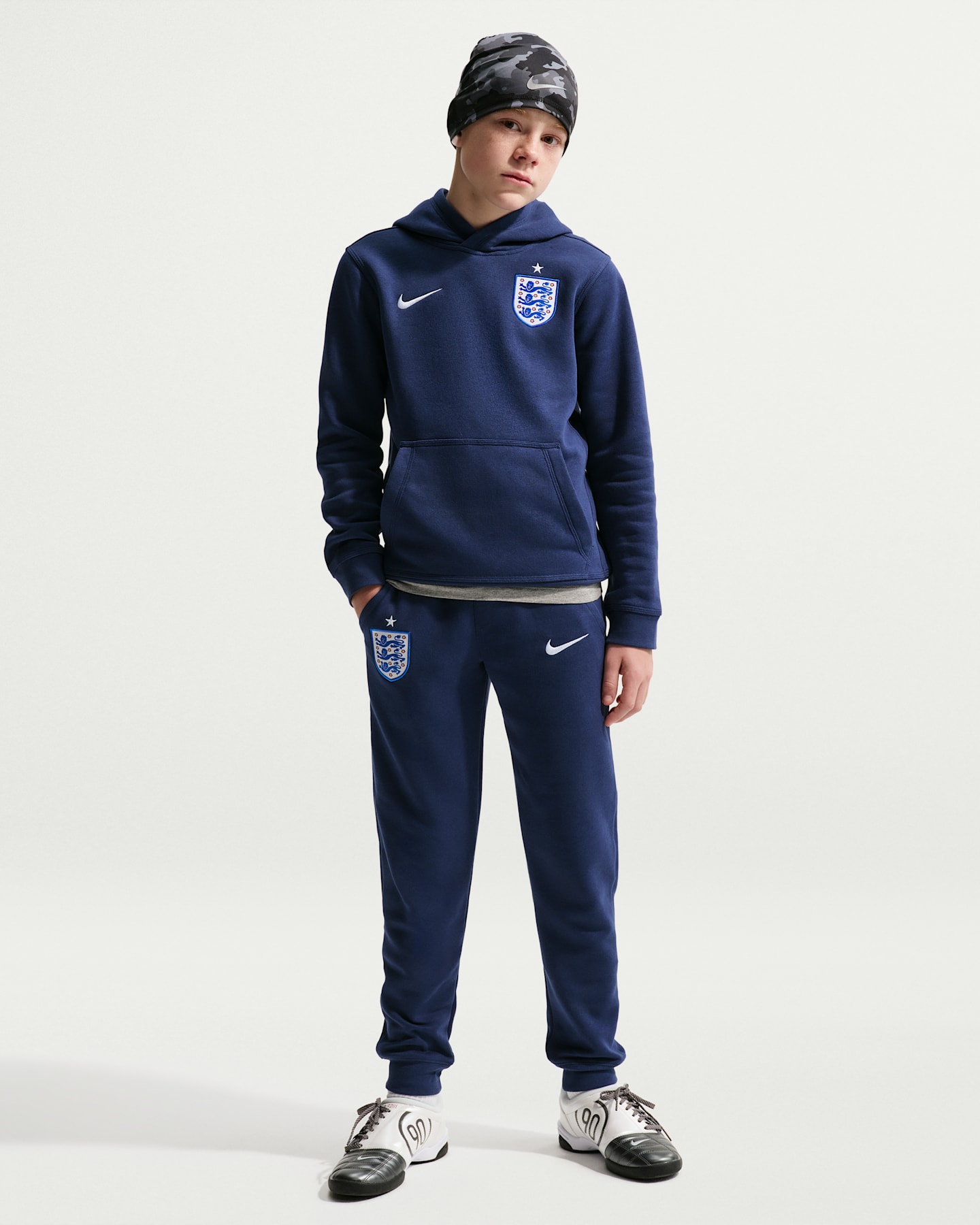 Детские футбольные джоггеры Nike England Club Fleece для мальчиков, цвет: Тёмно-синий / Белый — фото 6