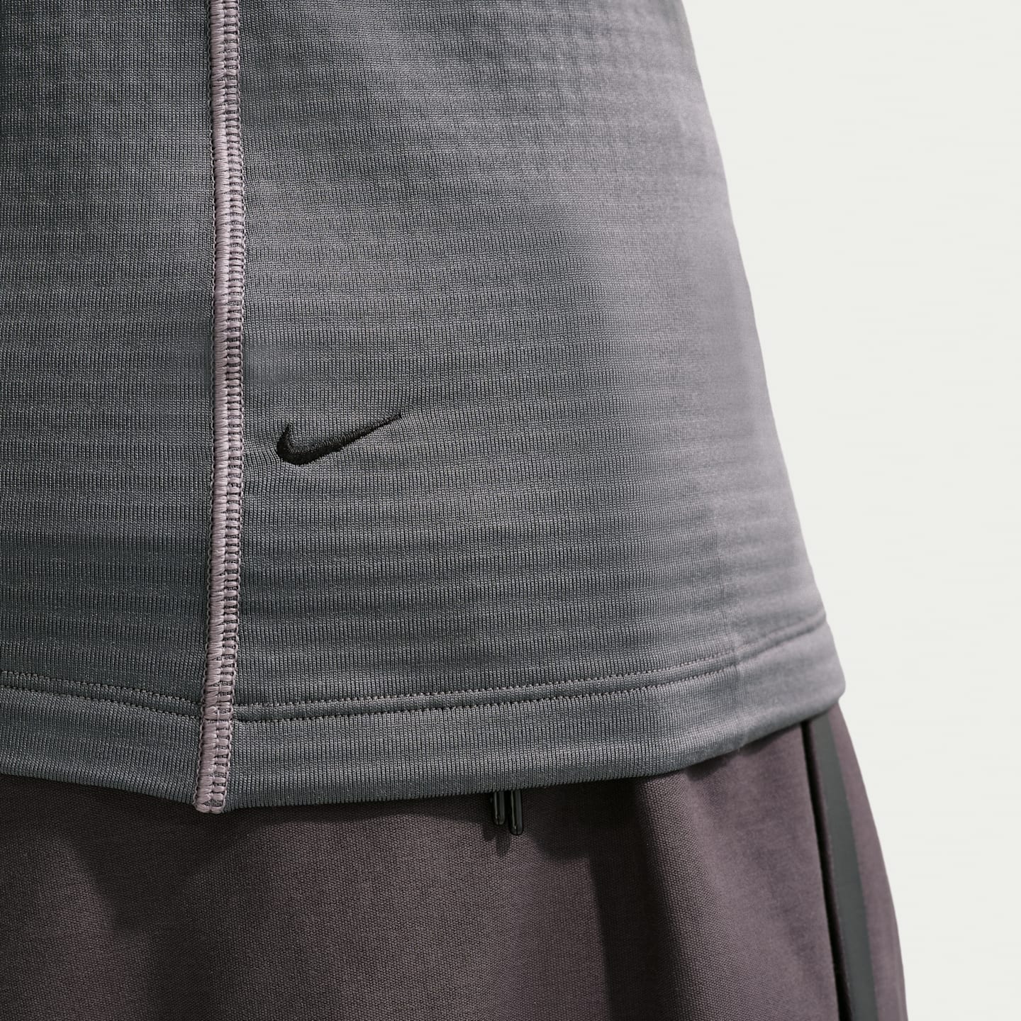 Мужской термолонгслив Nike Tech, цвет: Железный серый / Чёрный — фото 6