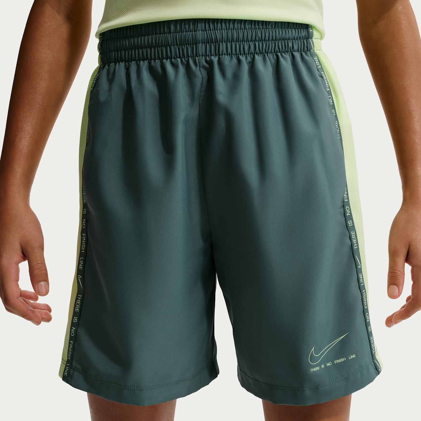 Детские шорты для мальчиков Nike Sportswear Multi Dri-FIT, цвет: Минеральный сланцевый / Лаймовый — фото 2