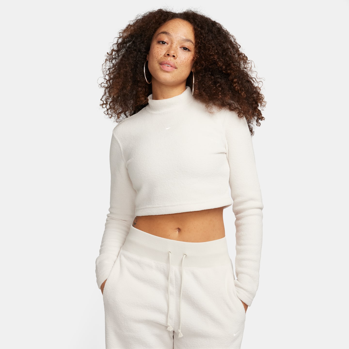 Женский топ Nike Sportswear Phoenix Plush Slim Mock-Neck Long-Sleeve Cropped Cozy Fleece, цвет: Коричневый / Молочный — фото 1