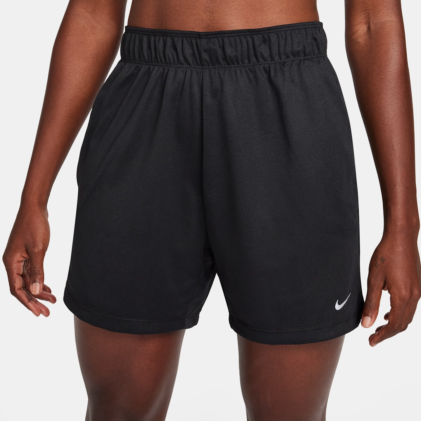 Женские шорты 5" без подкладки Nike Attack Dri-FIT для фитнеса со средней посадкой, цвет: Чёрный / Белый — фото 2
