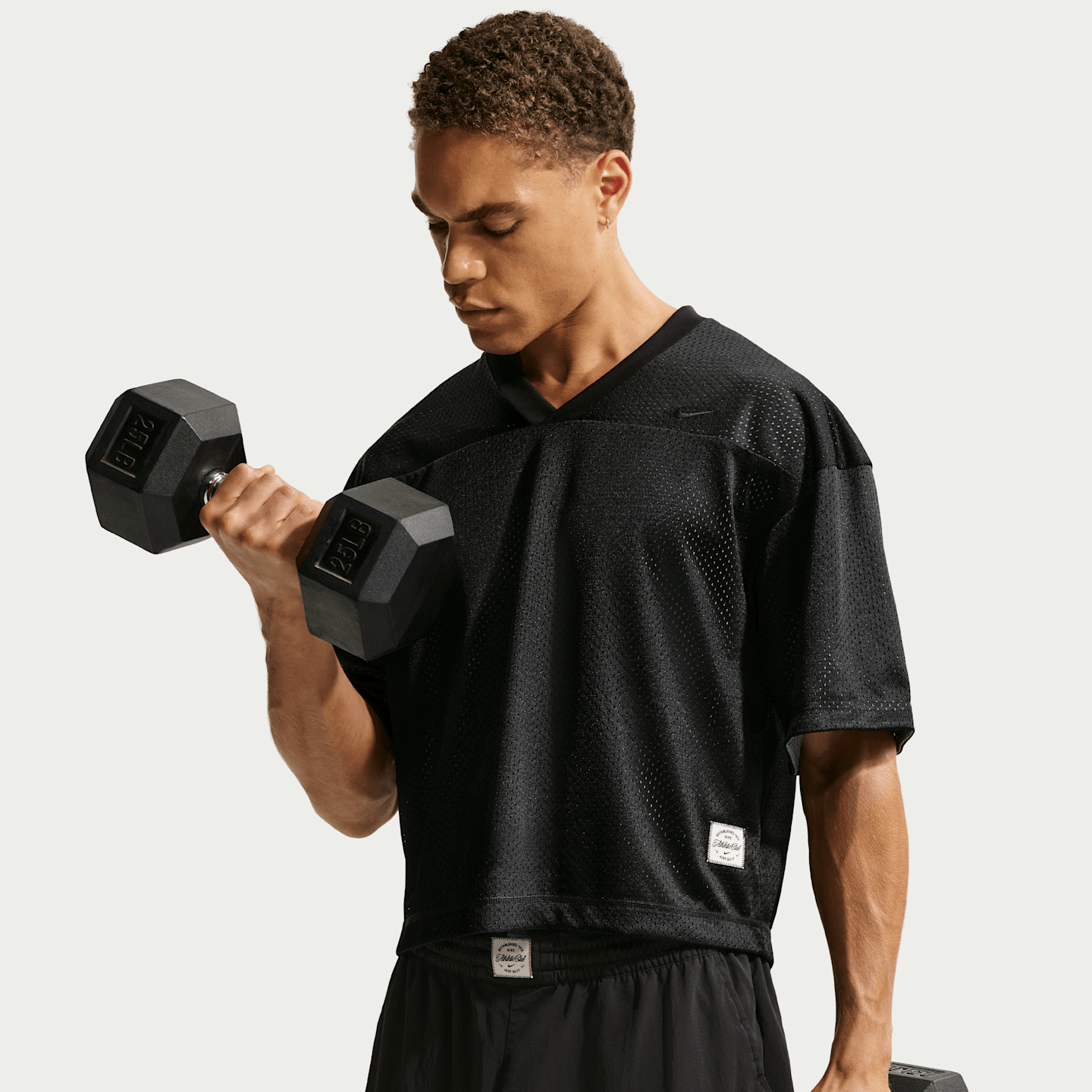 Мужская двусторонняя тренировочная футболка Nike N.A.C. Dri-FIT, цвет: Чёрный / Дымчатый серый — фото 3