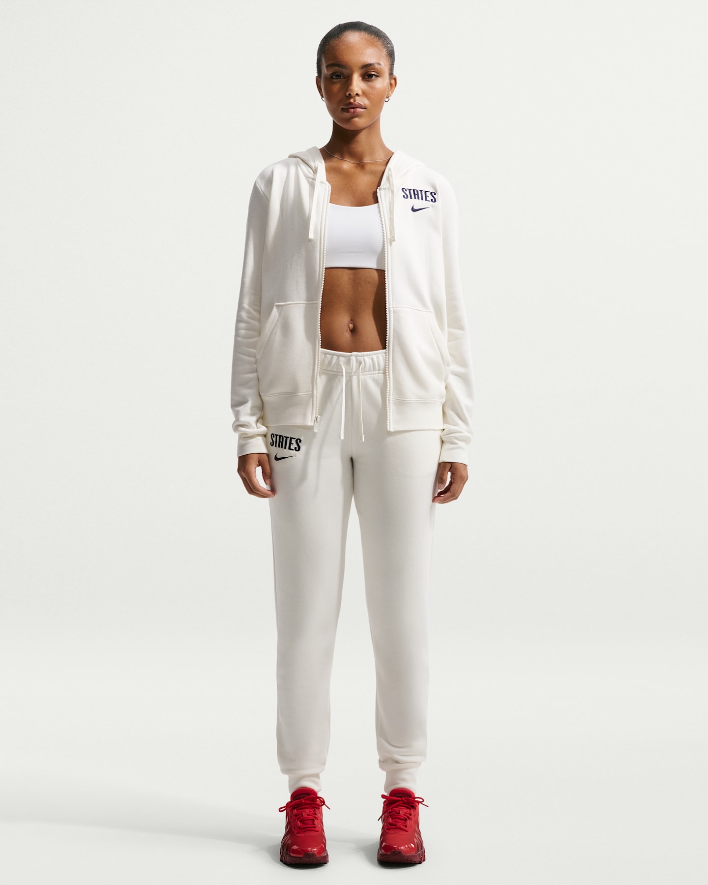Женские флисовые футбольные брюки со средней посадкой Nike Usmnt Club, цвет: Молочный / Тёмно-синий — фото 6