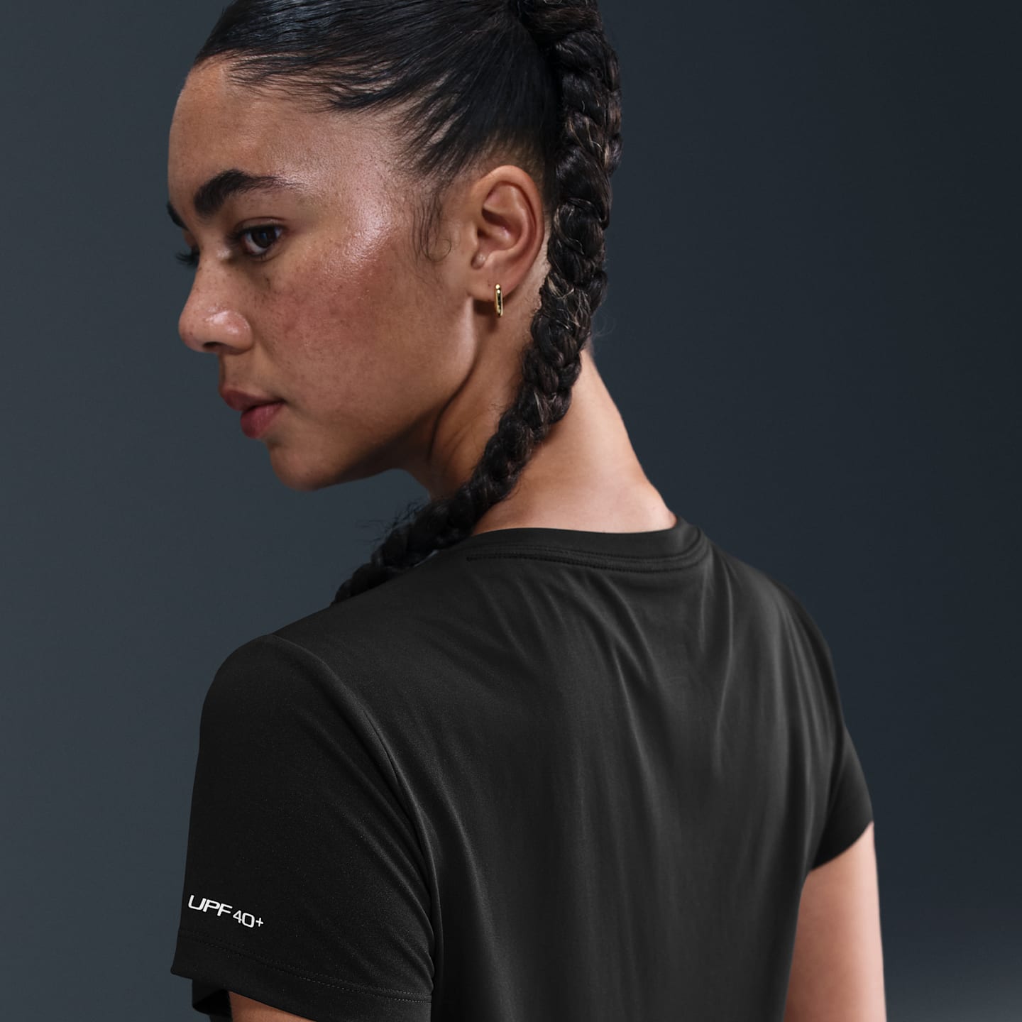 Женская плавательная футболка Nike Swim Swoosh Hydroguard с коротким рукавом, цвет: Чёрный — фото 2