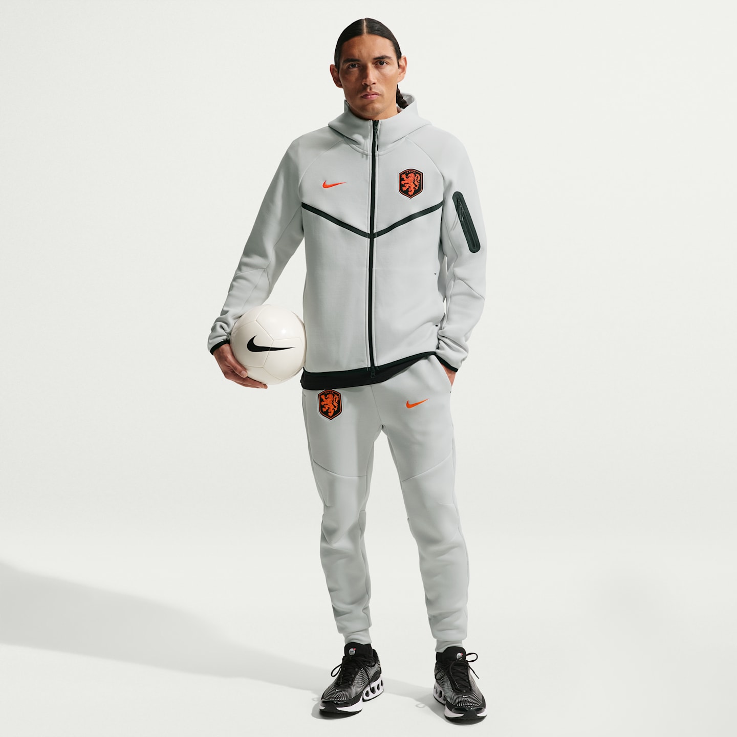 Мужские футбольные джоггеры Nike Netherlands Tech Fleece, цвет: Малиновый — фото 1