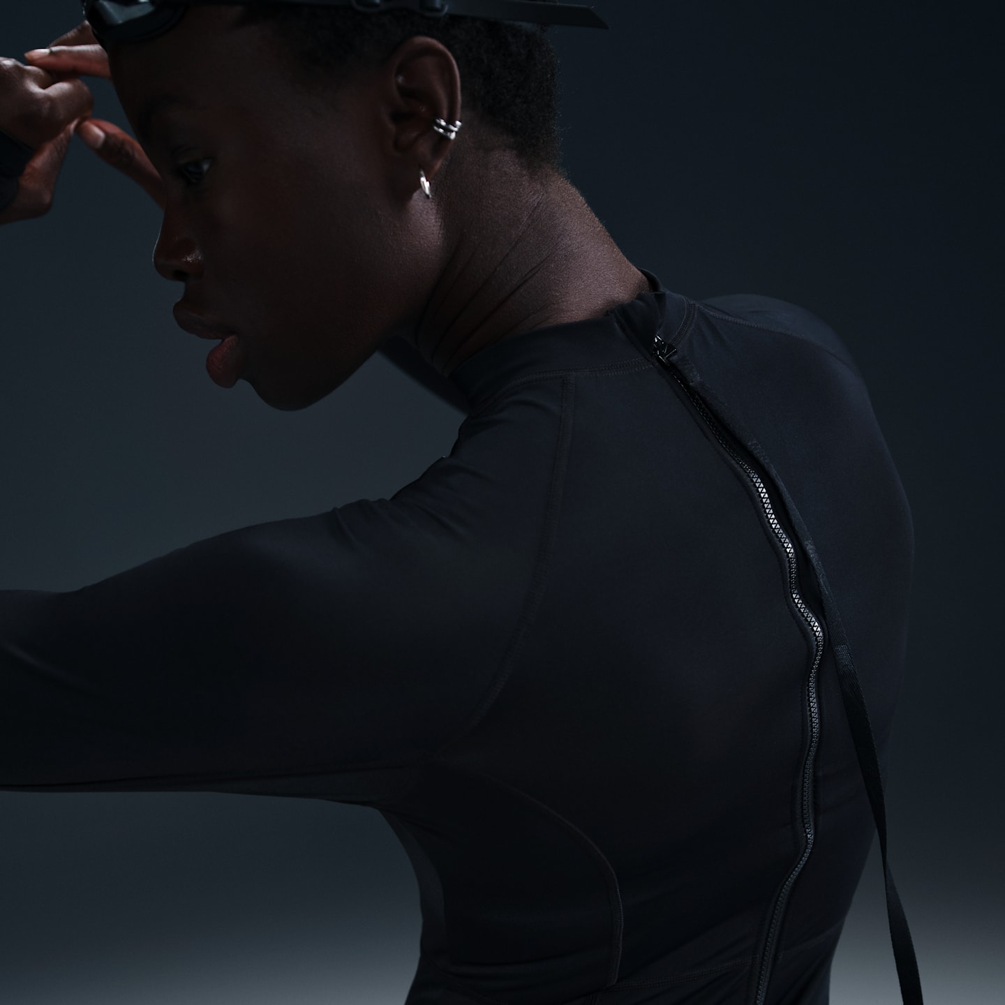 Женский слитный купальник Nike Swim Hydralock Fusion с длинным рукавом, цвет: Чёрный — фото 3