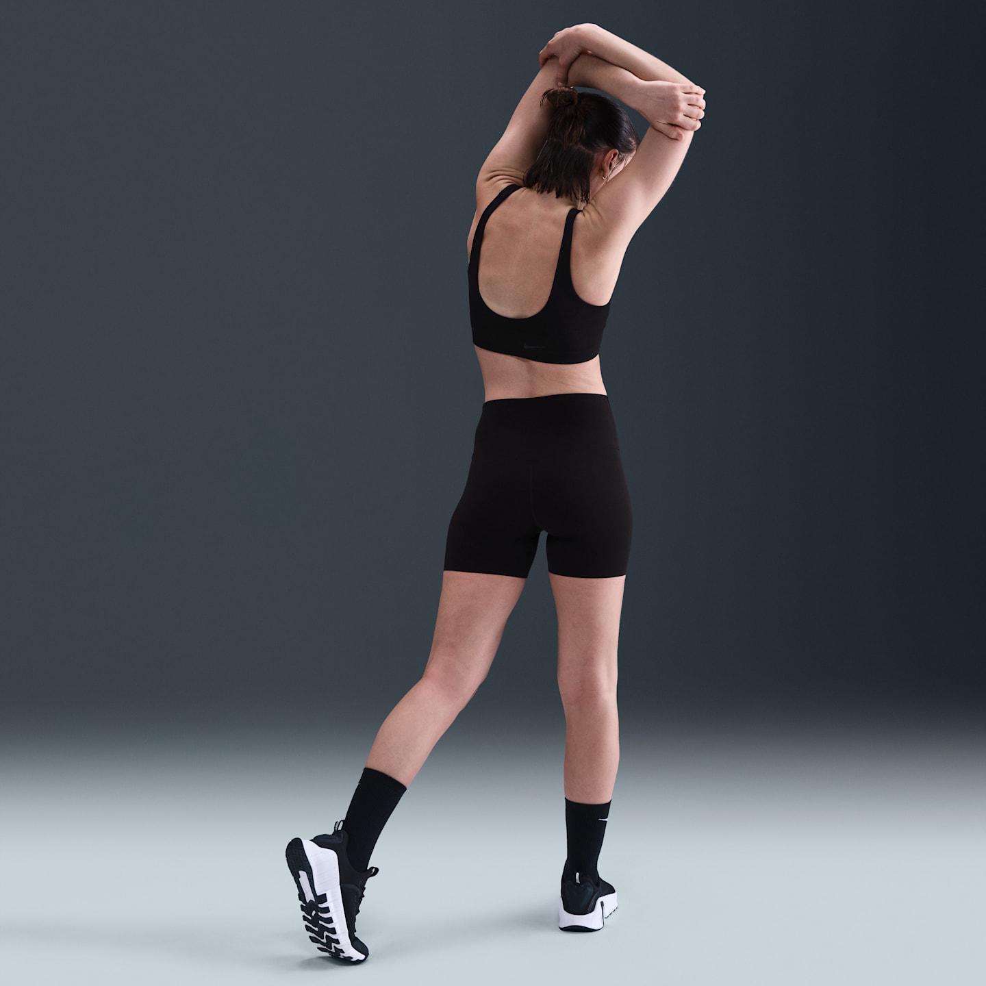 Спортивное бра, уплотнённая чашка, лёгкая поддержка — Nike, цвет: Чёрный / Серый — фото 5