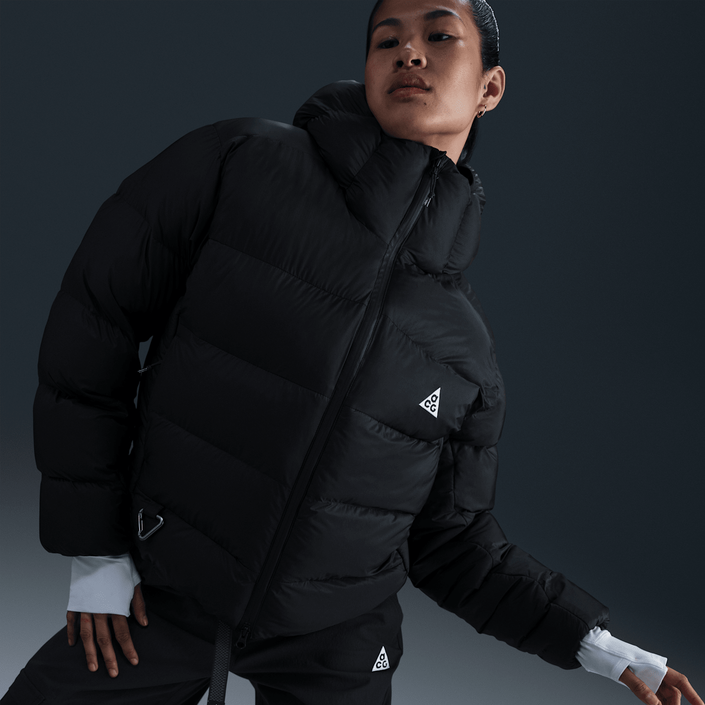 Женская куртка Nike ACG "Lunar Lake" PrimaLoft® Therma-FIT ADV Loose Hooded, цвет: Чёрный / Снежный белый — фото 2