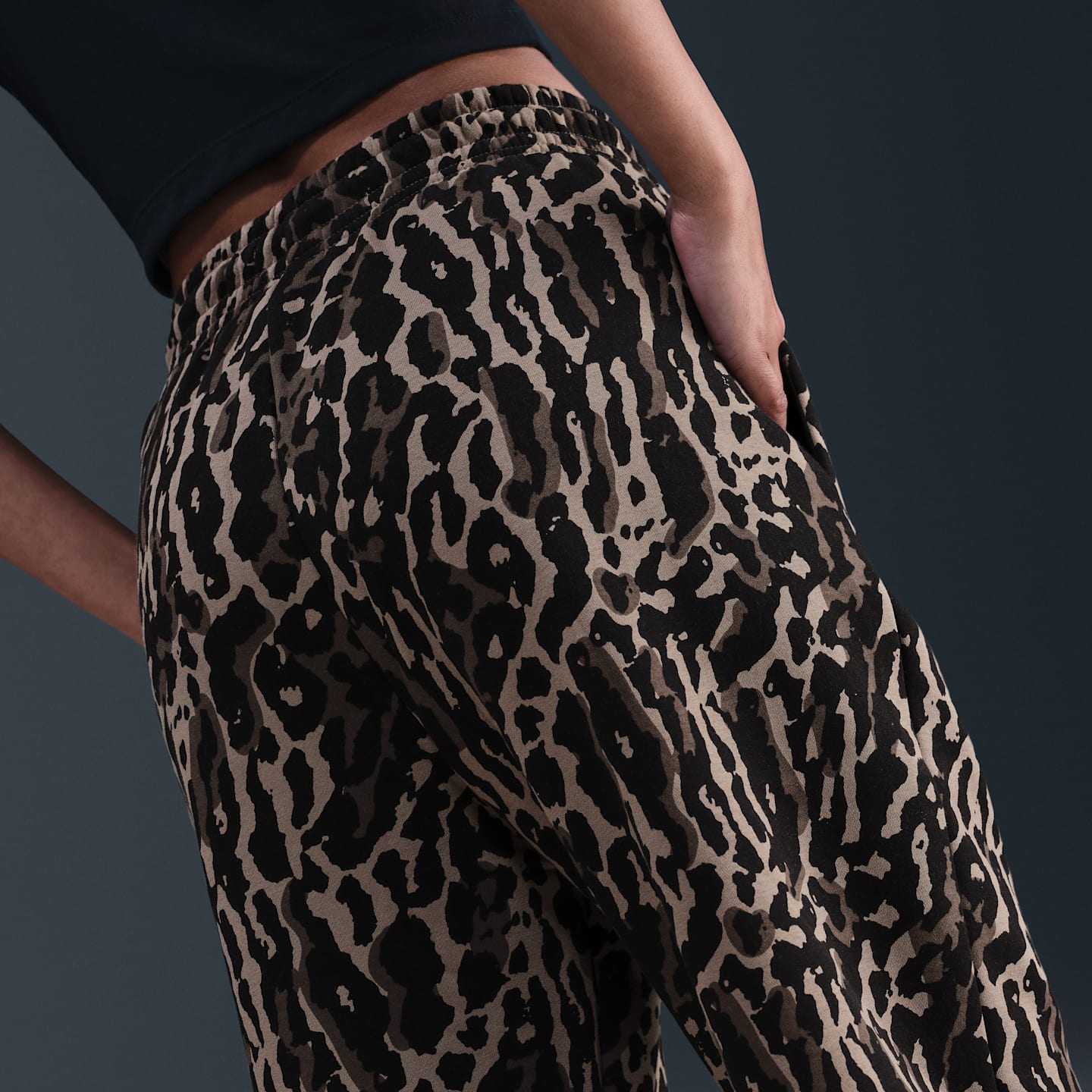 Женские брюки Nike Sportswear Phoenix Fleece High-Waisted Oversized Printed Sweatpants, цвет: Чёрный — фото 3