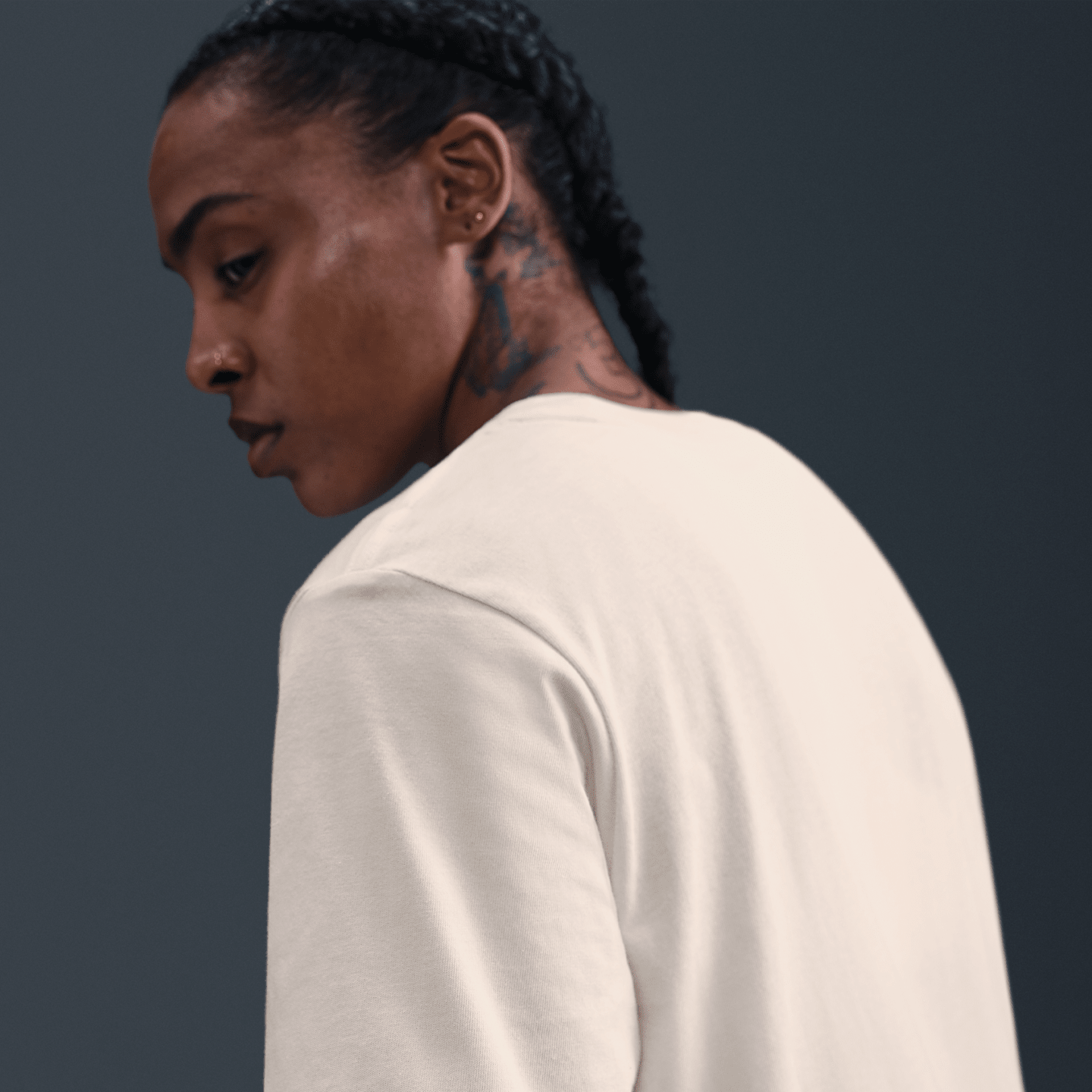 Женская свободная футболка Nike Sportswear Essentials, цвет: Призрачный — фото 2